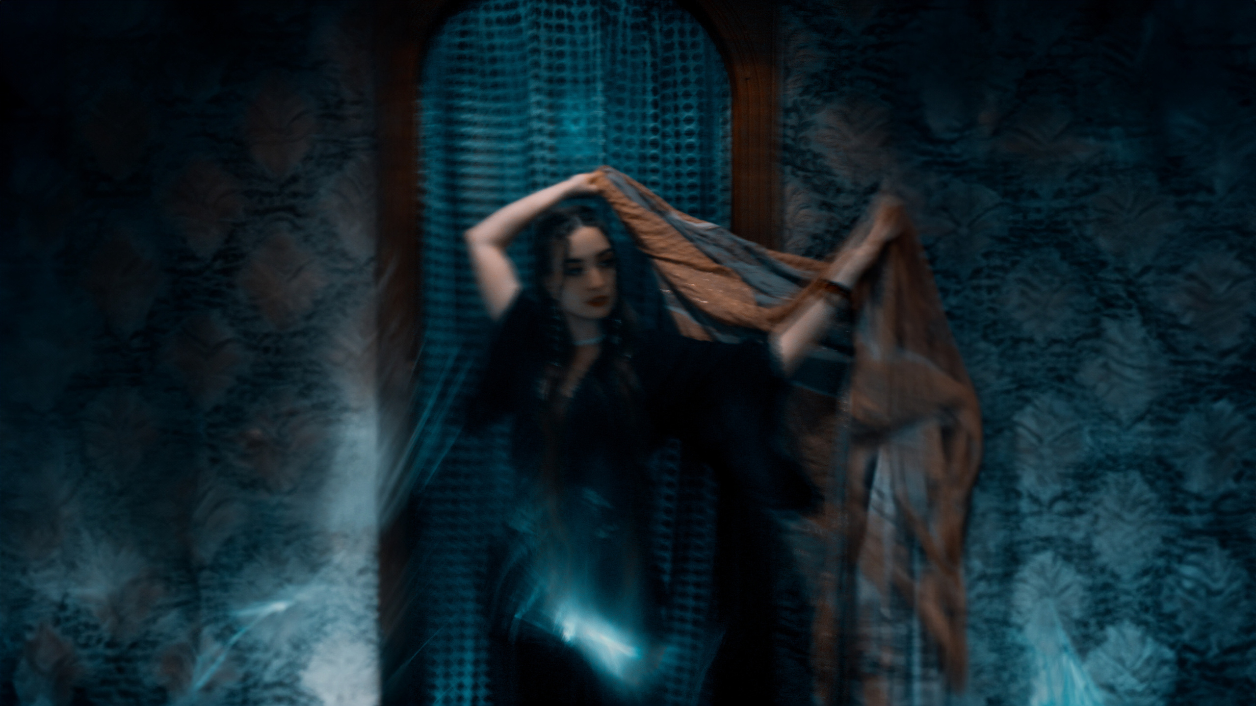 Мистическая фотосессия с восточными нотами в индийском кафе "Кашмир" для девушки в магическом образе. Автор: Alexander Veselkov - Photographer | AV.