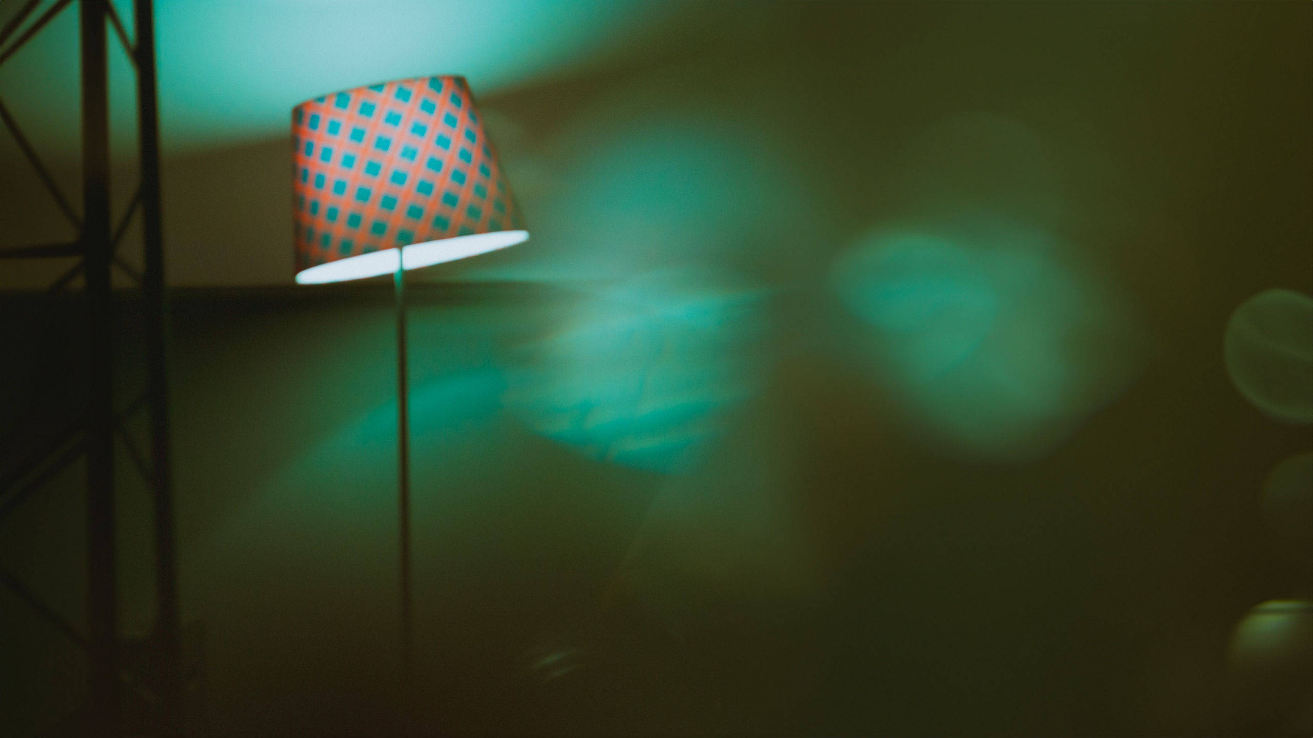 Таинственная девушка, окруженная загадкой в стильной комнате с торшером, на красном диване, и киношным атмосферным светом, становится неотразимой в художественной фотосессии. Автор: Alexander Veselkov - Photographer | AV.