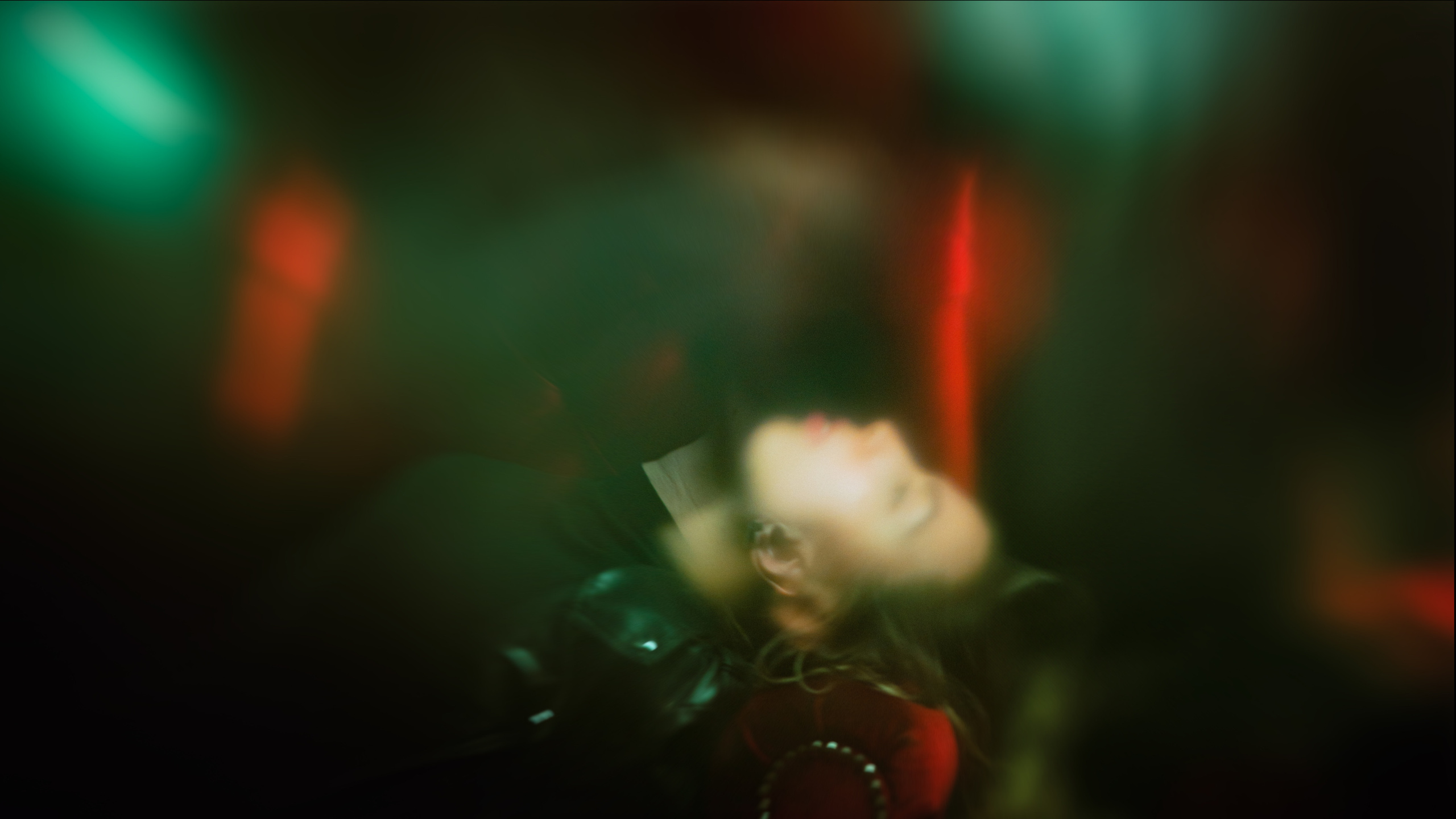 Таинственная девушка, окруженная загадкой и чарами, становится главной героиней в художественной фотосессии. В мире комнаты с торшером, на красном диване, и киношным атмосферным светом, Alexander Veselkov - Photographer | AV, создает уникальный образ, который притягивает взгляды.