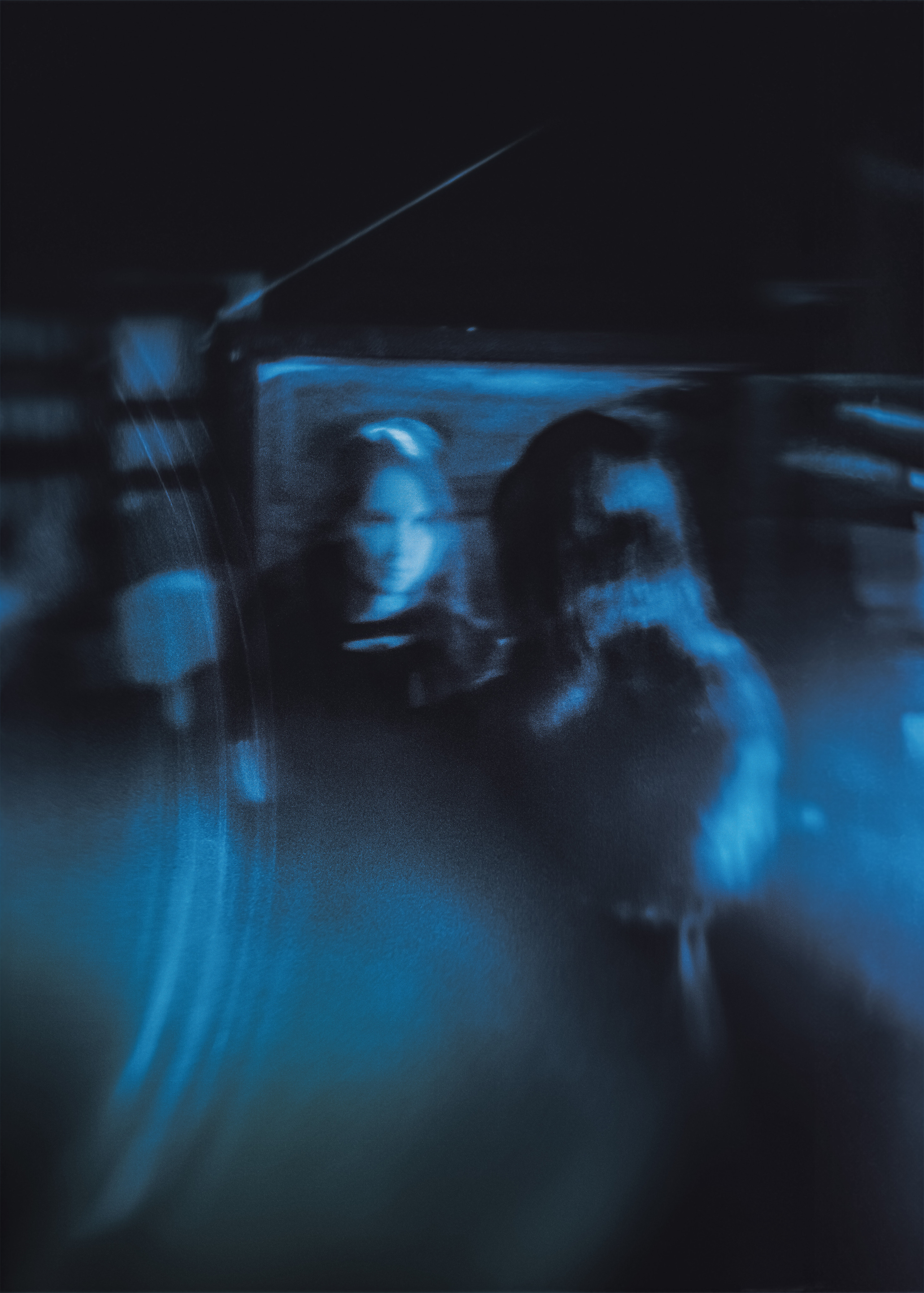 Уникальная фотосессия в Санкт-Петербурге на тему зазеркалья и карт таро, где молодая девушка у зеркала с картами в руке погружается в мистическую реальность своего отражения. Фотограф: Alexander Veselkov - Photographer | AV.