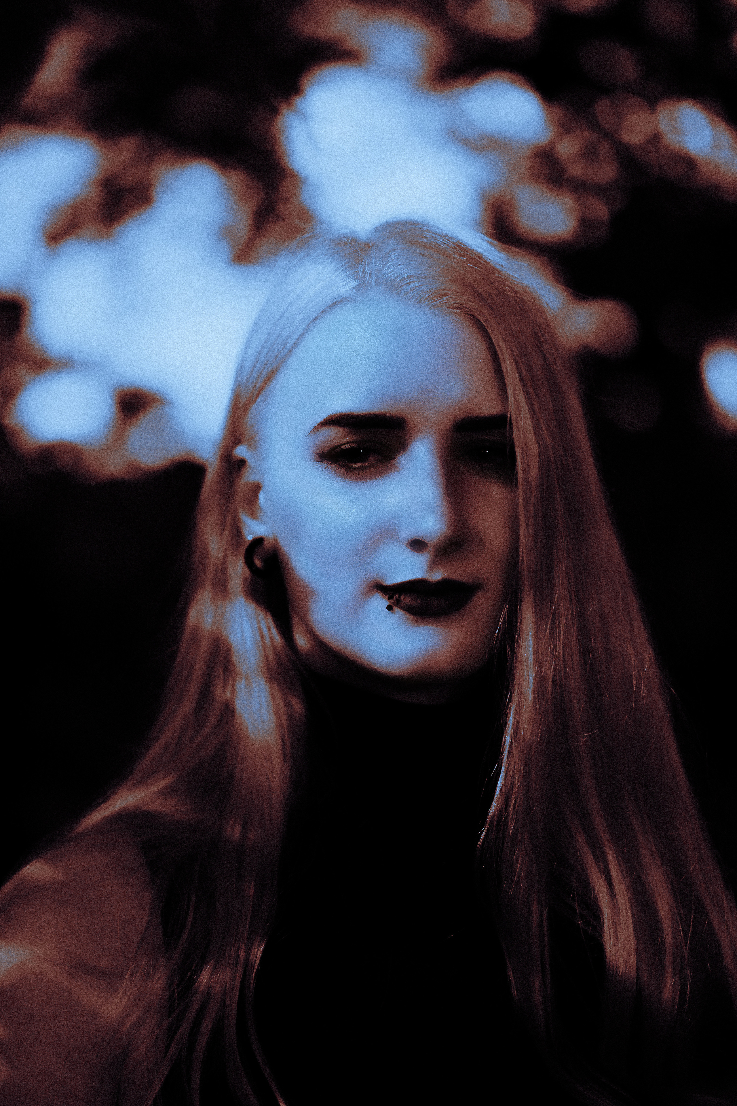 Вампирская фотосессия в лесу, где молодая вампирша воплощает образ в необычных цветах. Её тонкая светлая кожа и томный взгляд придают кадрам волшебство. Фотограф: Alexander Veselkov - Photographer | AV.