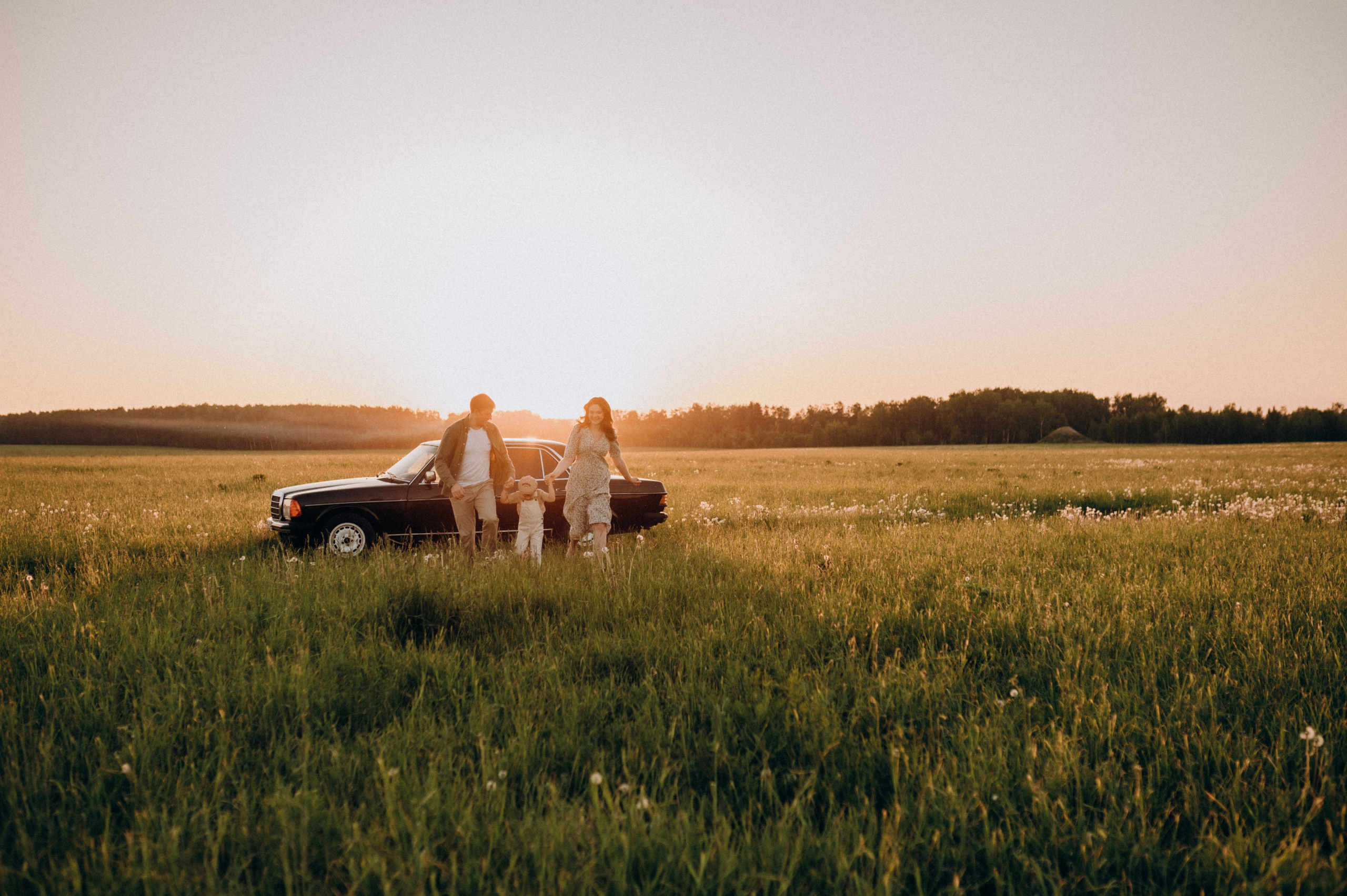 С машиной. Семейный фотограф Нагорнова Виктория