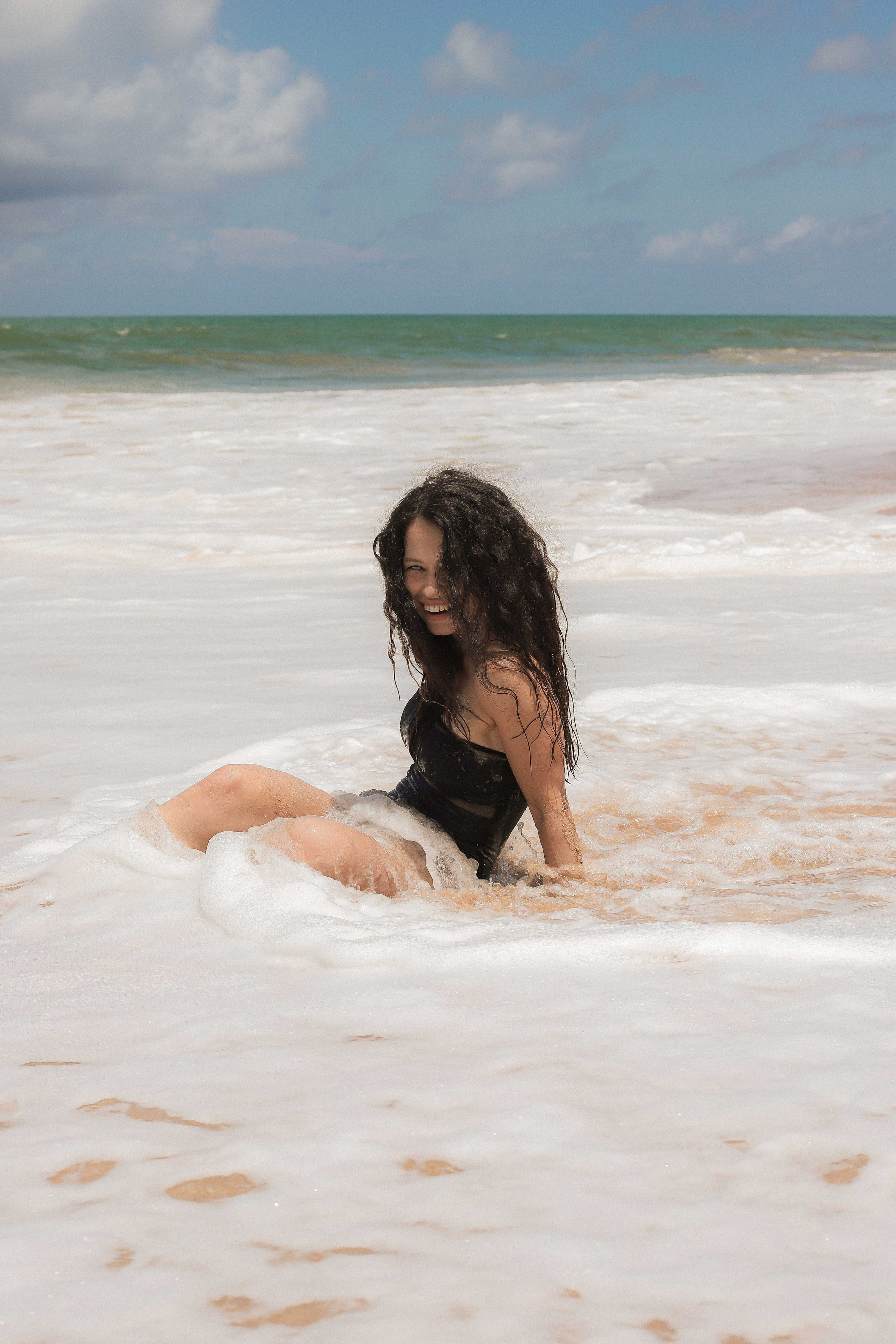 Девушка на пляже Ахунгала — Фотосессия с банановым листом и в натуральном бассейне | Шри-Ланка. Фотограф на Шри-Ланке