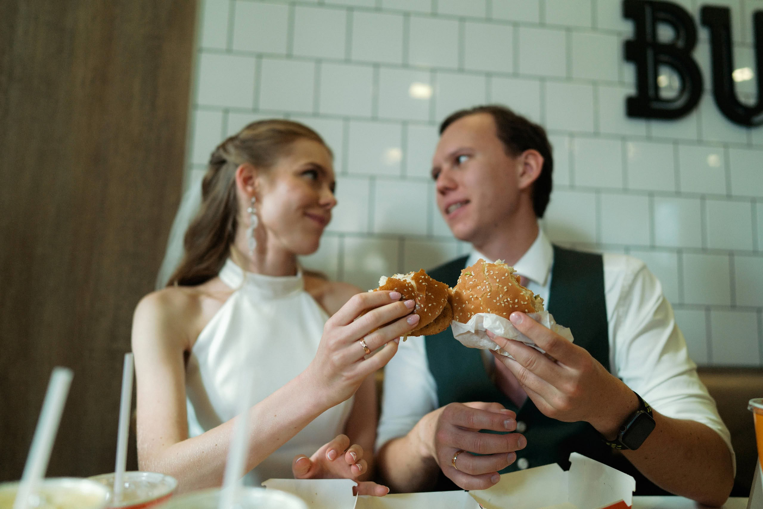 Арина и Илья — свадьба в Петербурге, цифра и плёнка. Свадебный фотограф Дмитрий Родионов — Санкт-Петербург и Ленинградская область