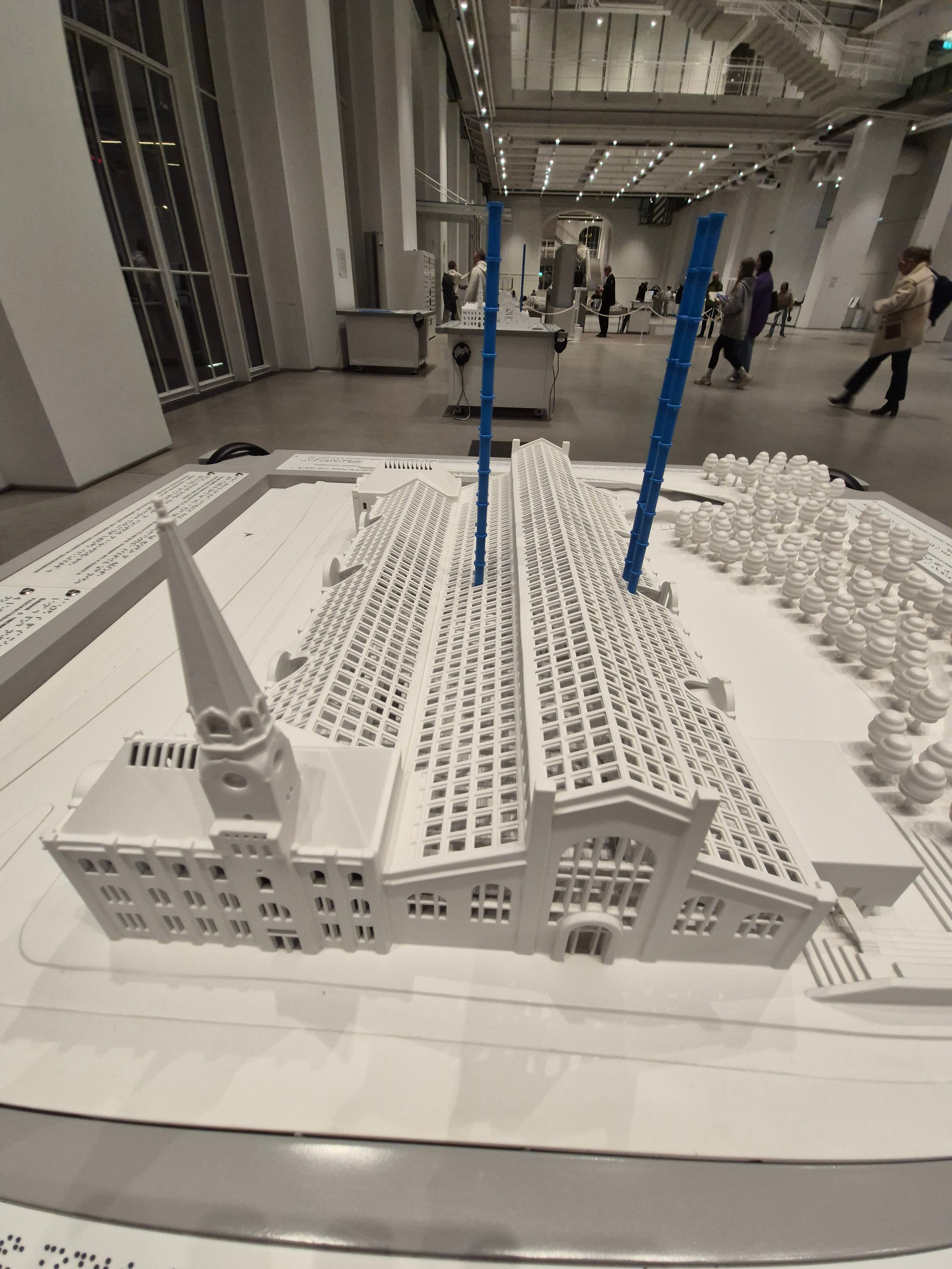 А так же супер-площадка (не знаю насколько дорогая) для лекций и мастер-классов