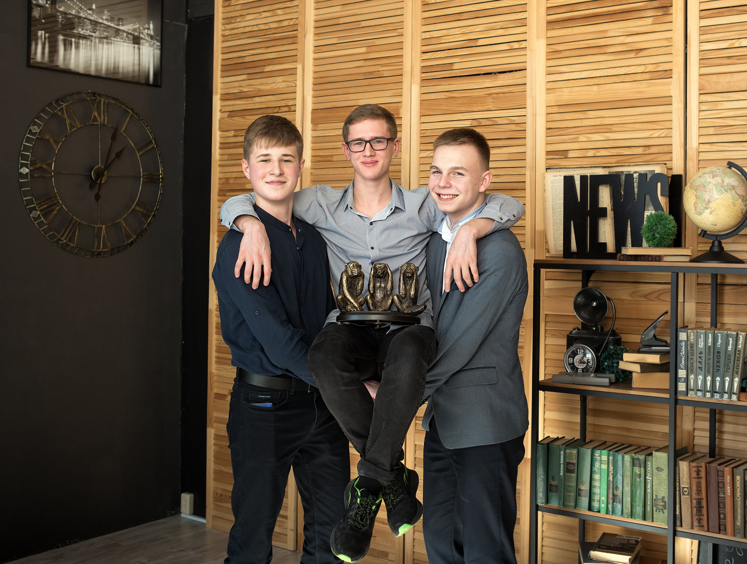 Пример съемки старшеклассников для альбома с наполнение «премиум» стиль съемки классический. Выпускные альбомы для школ и детских садов в Иваново