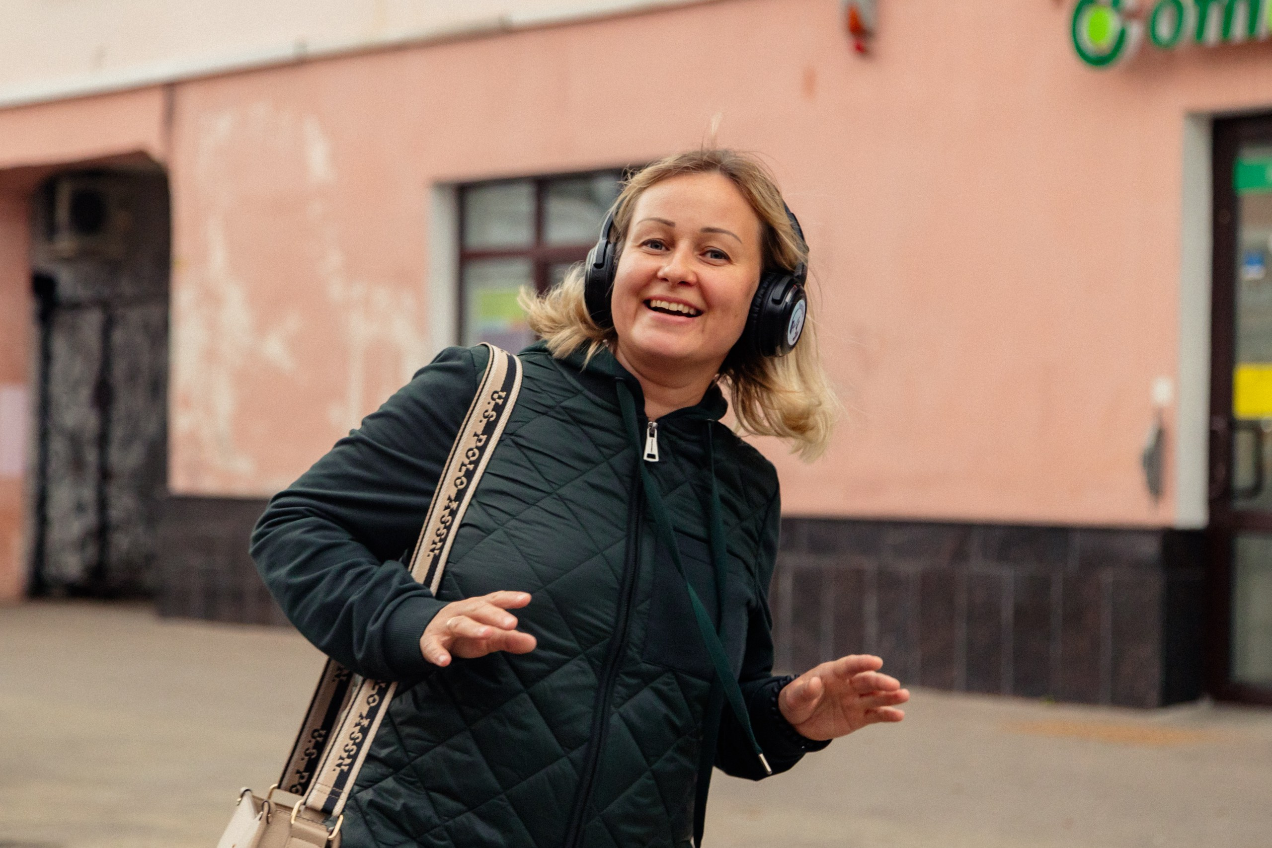 Экскурсия. На каждом снимке всегда два человека: фотограф и зритель