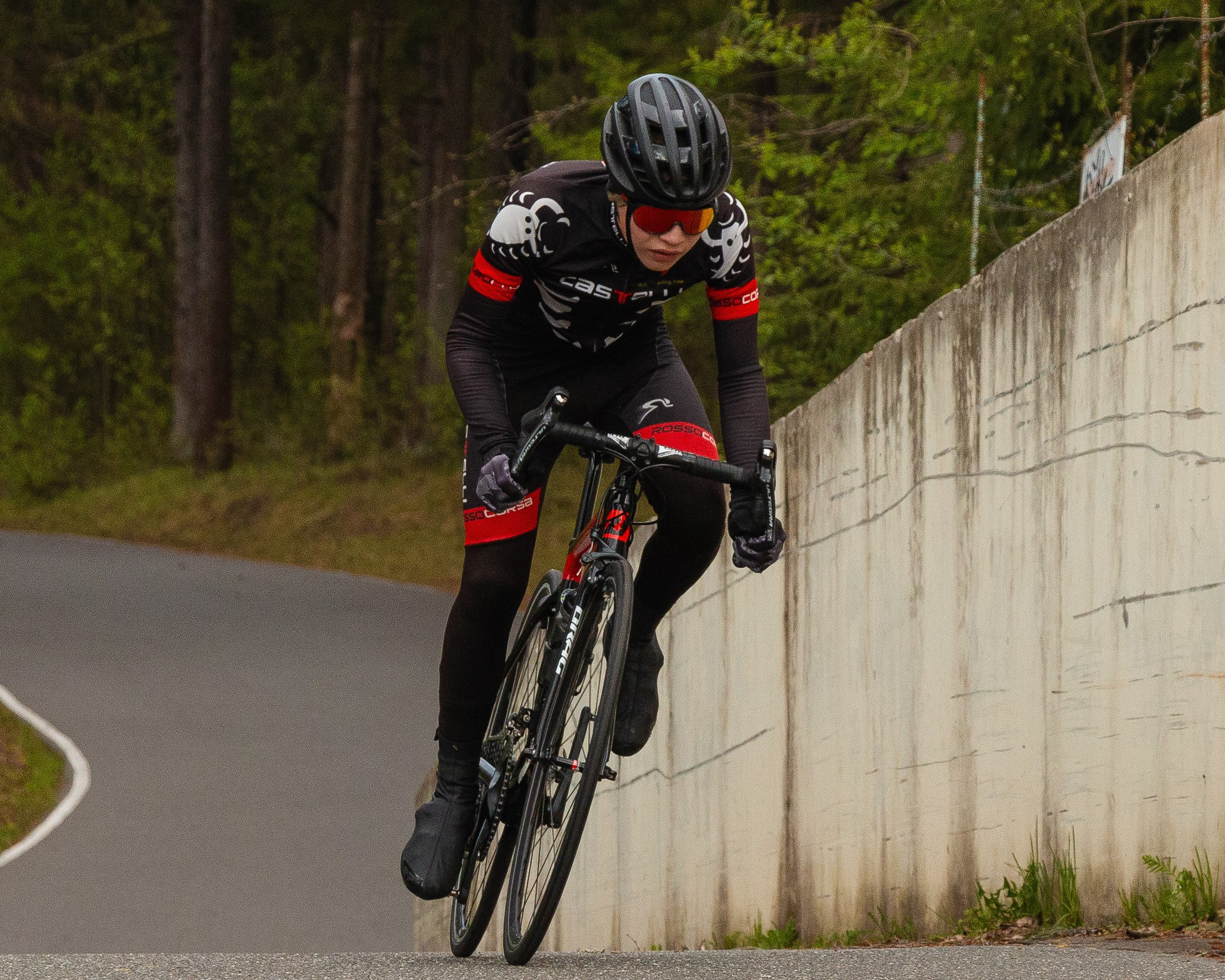 Велосипедист с трудом взбирается на возвышенность