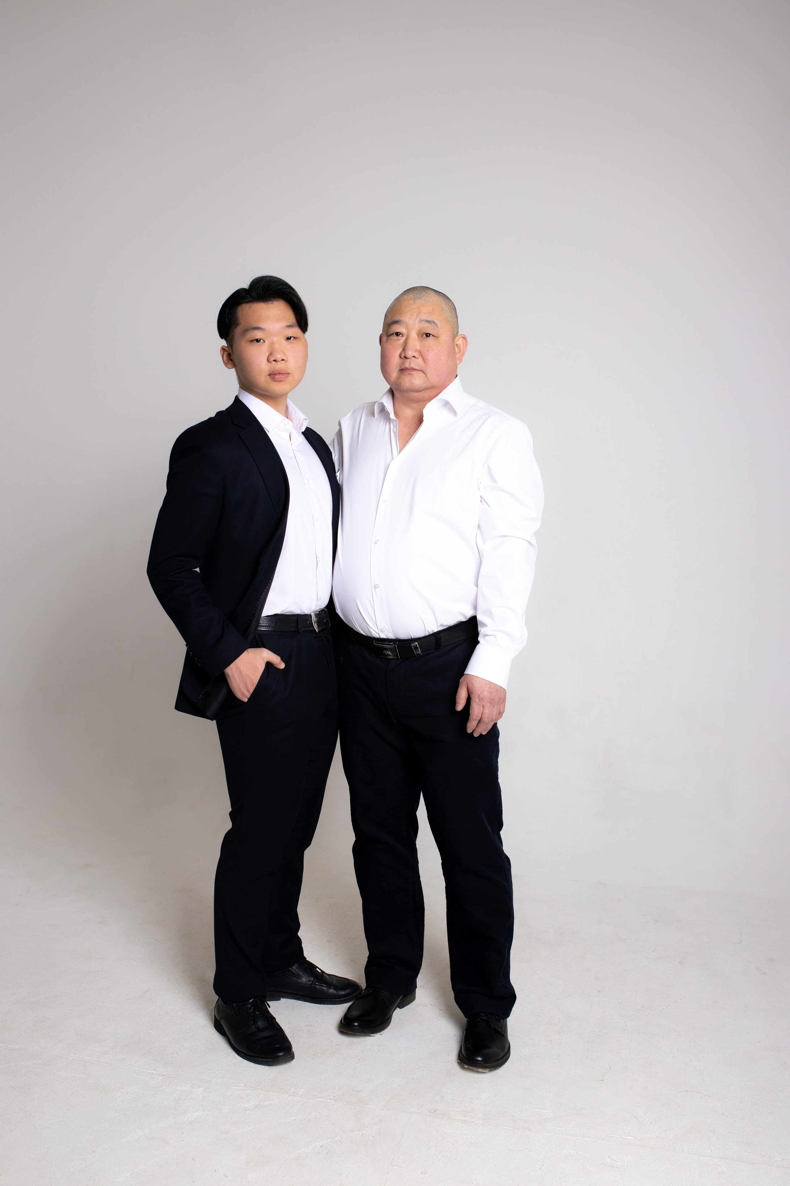 Семейная фотосессия на циклораме с импульсным светом. Фотограф в Железнодорожном и Балашихе