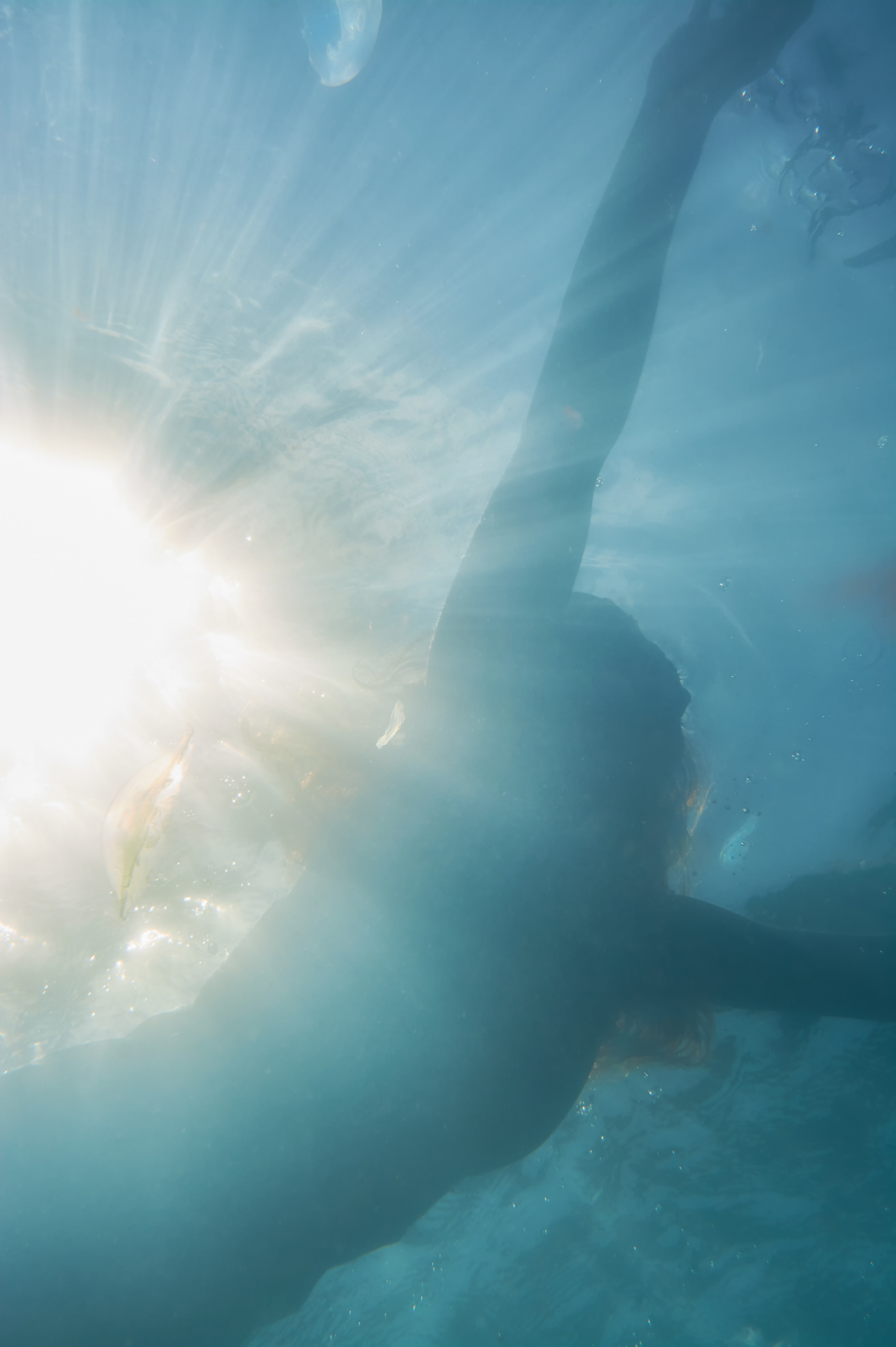 Силуэт девушки на поверхности моря