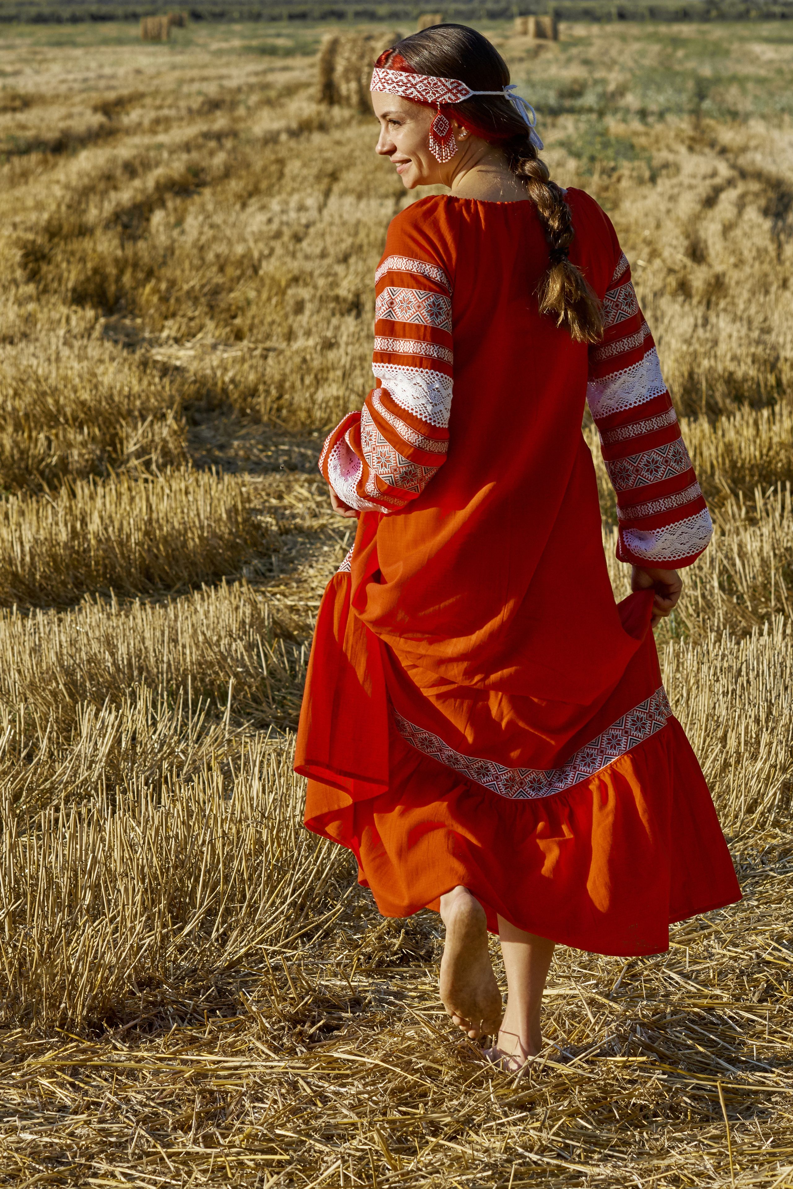 Девушка в национальном русском платье