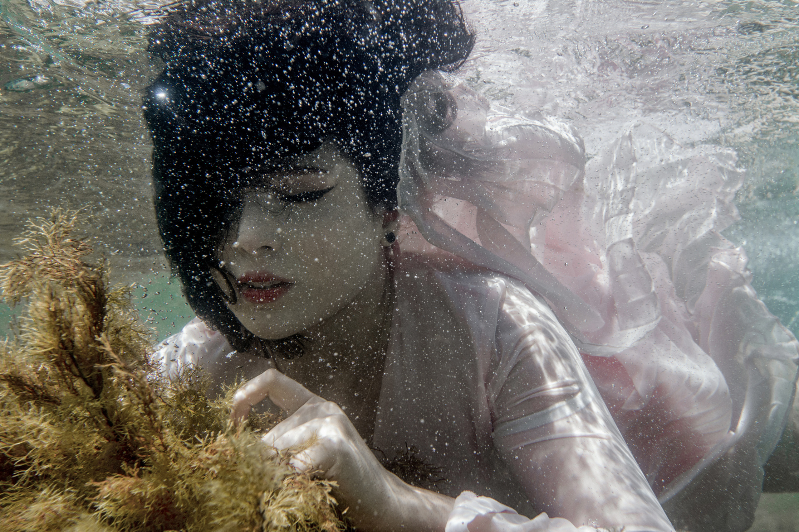 Девушка в розовом под водой