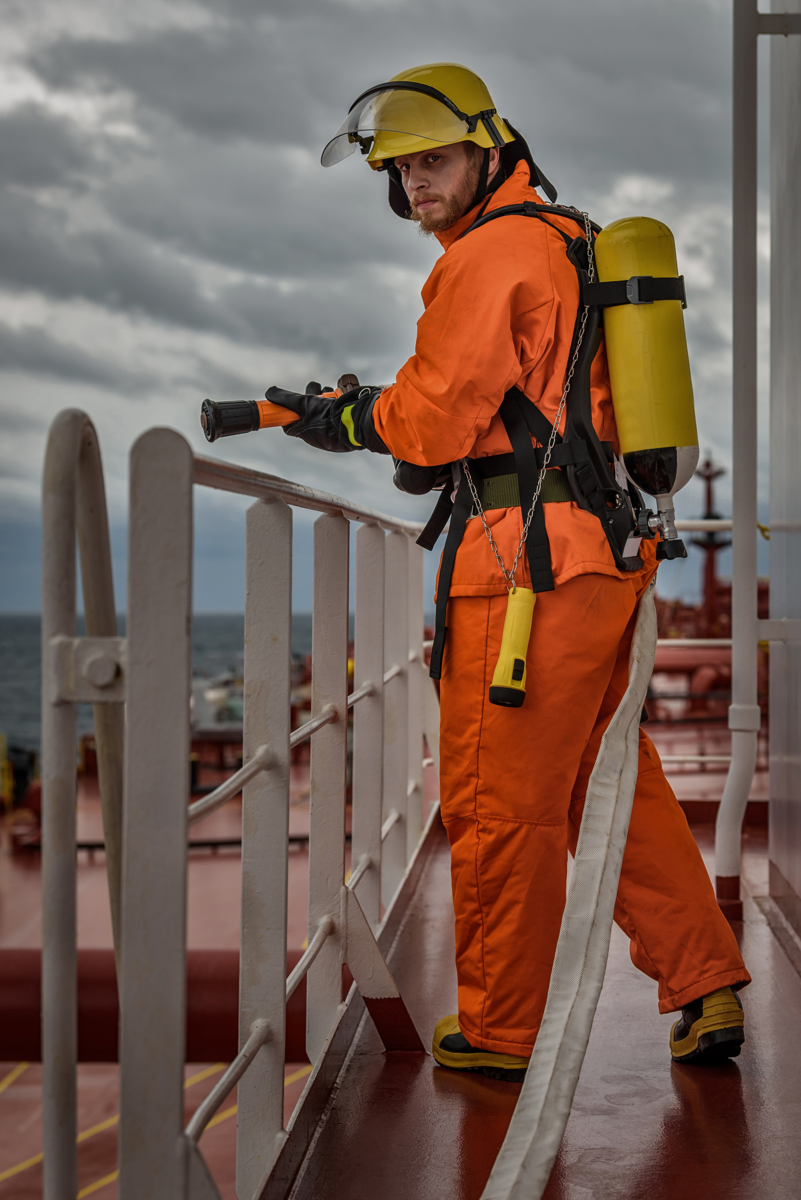 Пожарный в экипировке на судне