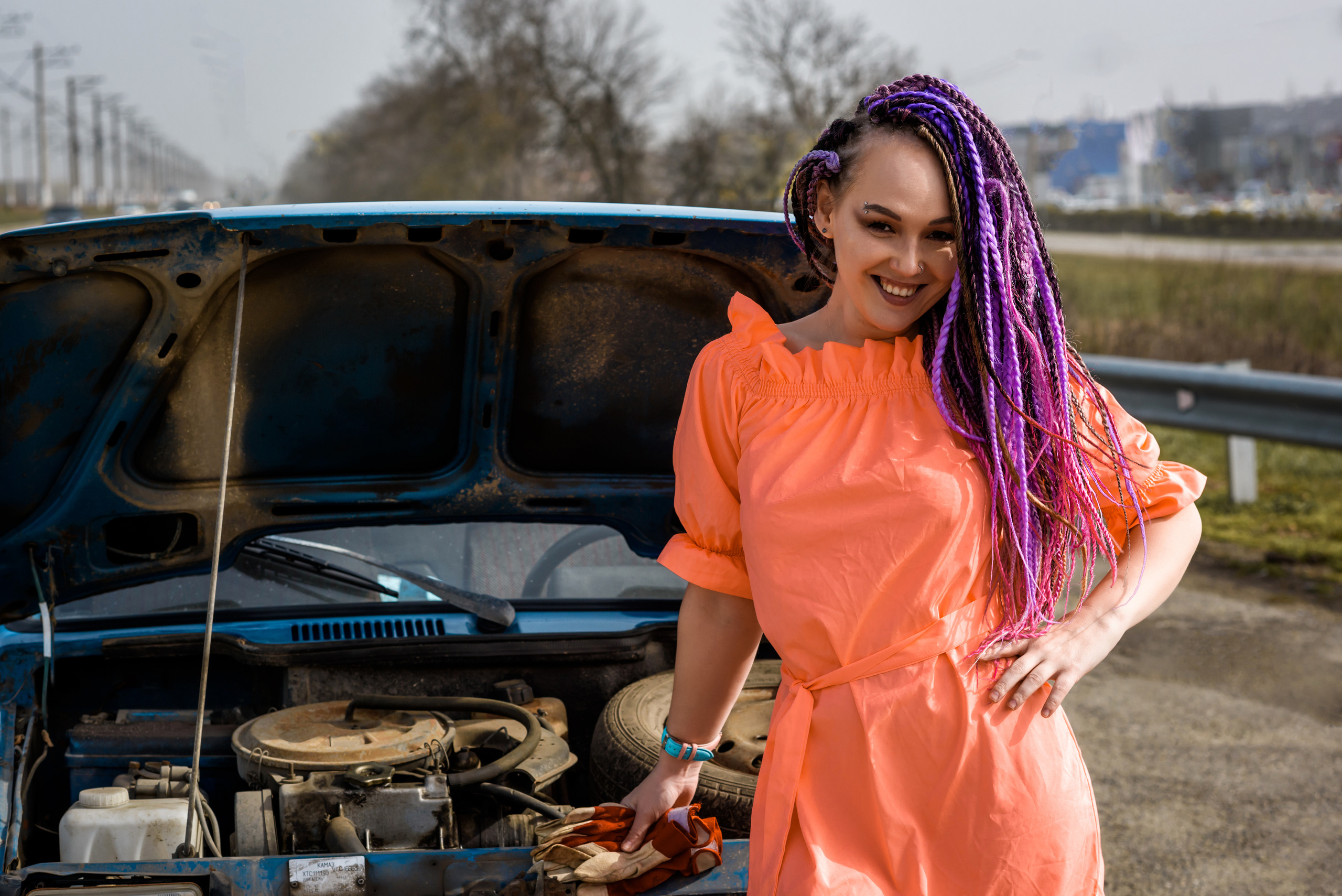 Девушка в ярком платье у автомобиля