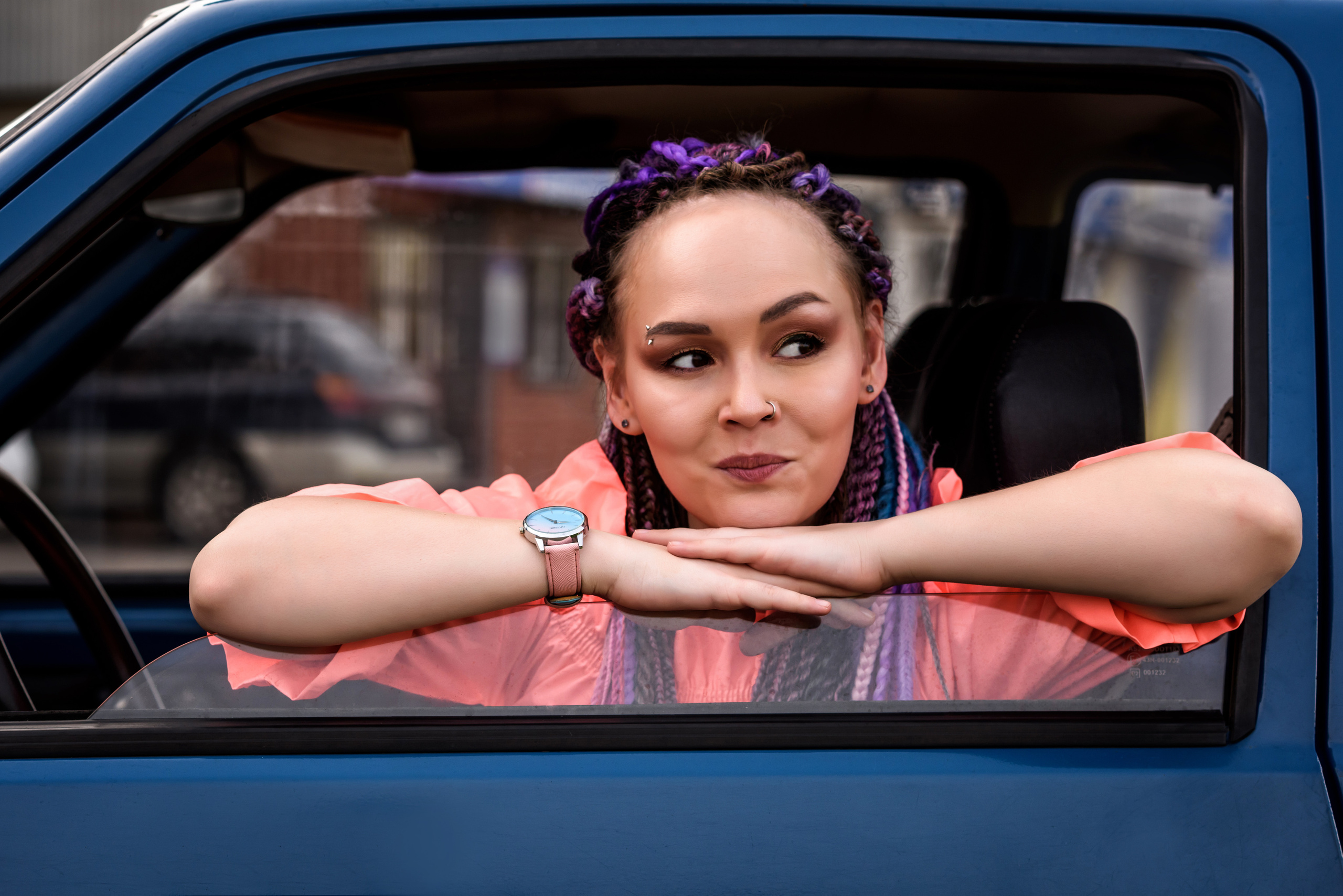 Улыбающаяся девушка в автомобиле