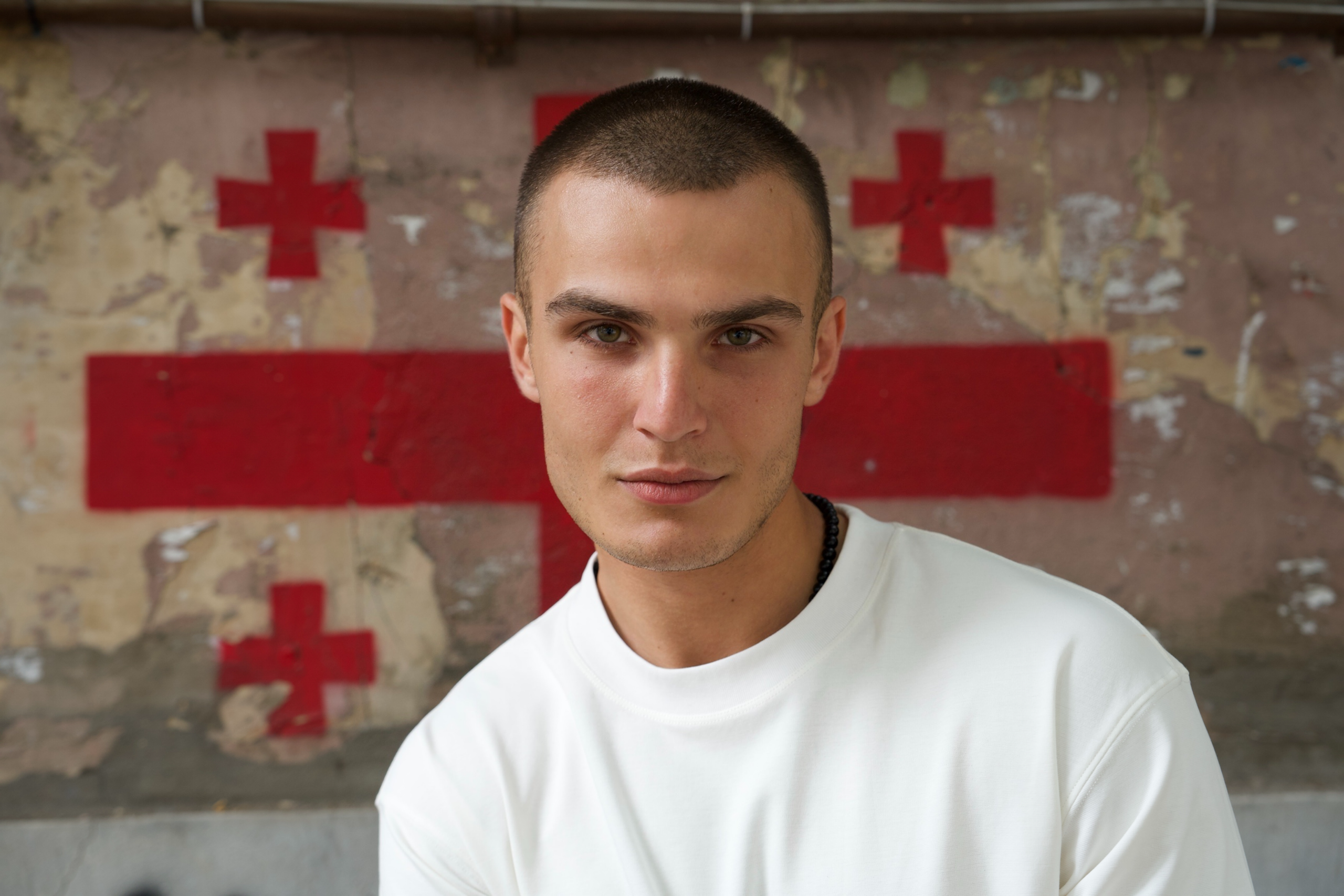 Portrait photography in Tbilisi with the Georgian flag by Sergio Maiis.
