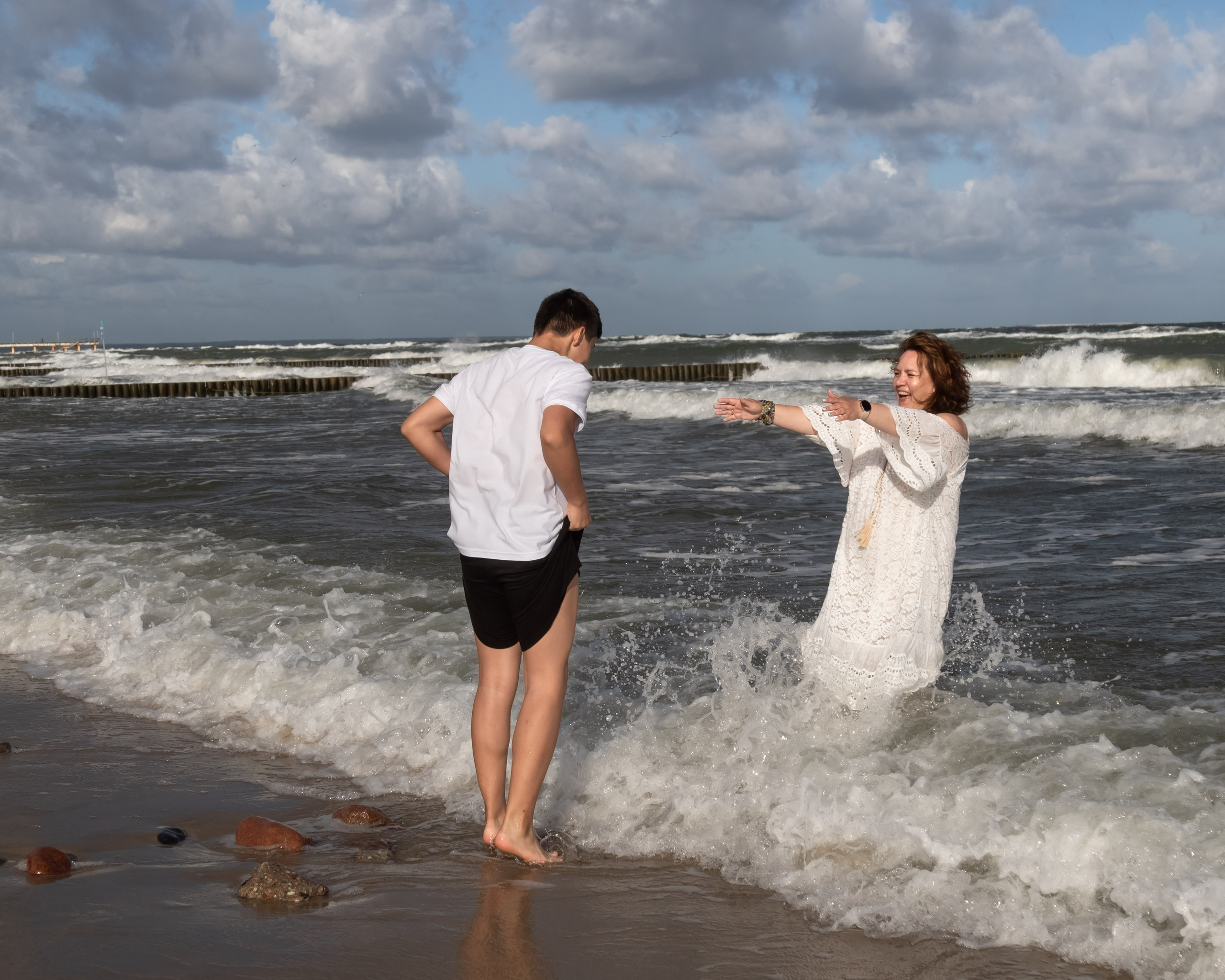 взрослый сын и мама на море