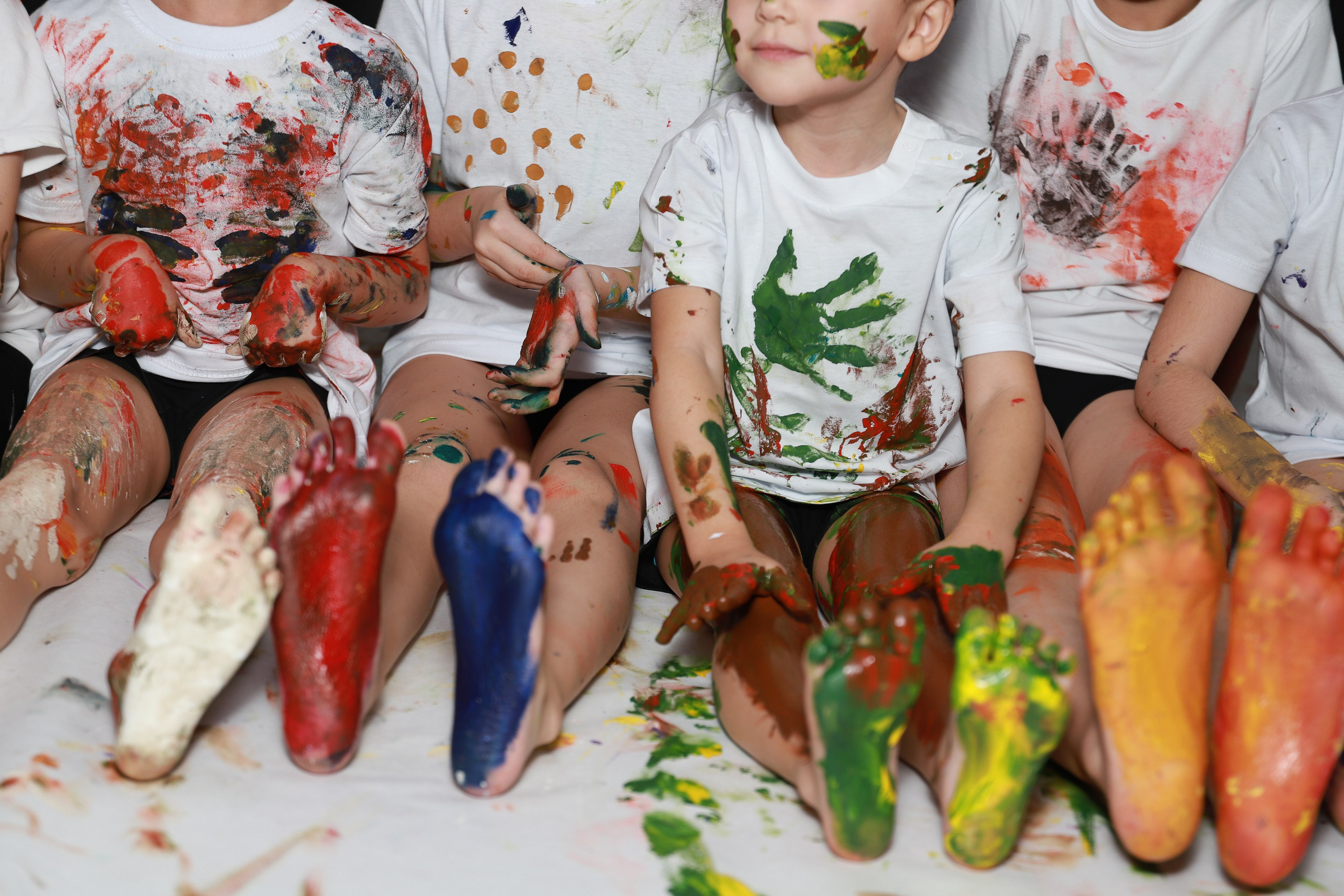 Младшие с красками. Фотограф Юлия Мальцева