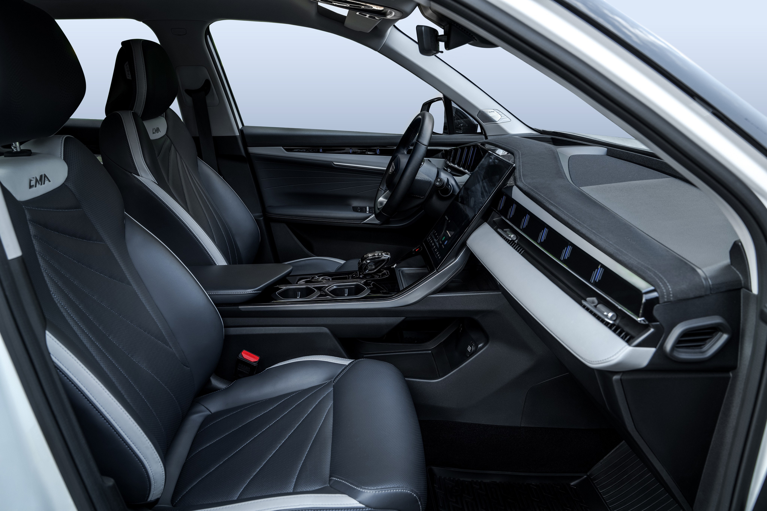 Geely Atlas 2025. Рекламный и портретный фотограф в Алматы, обучение для фотографов — Равиль Абушаев