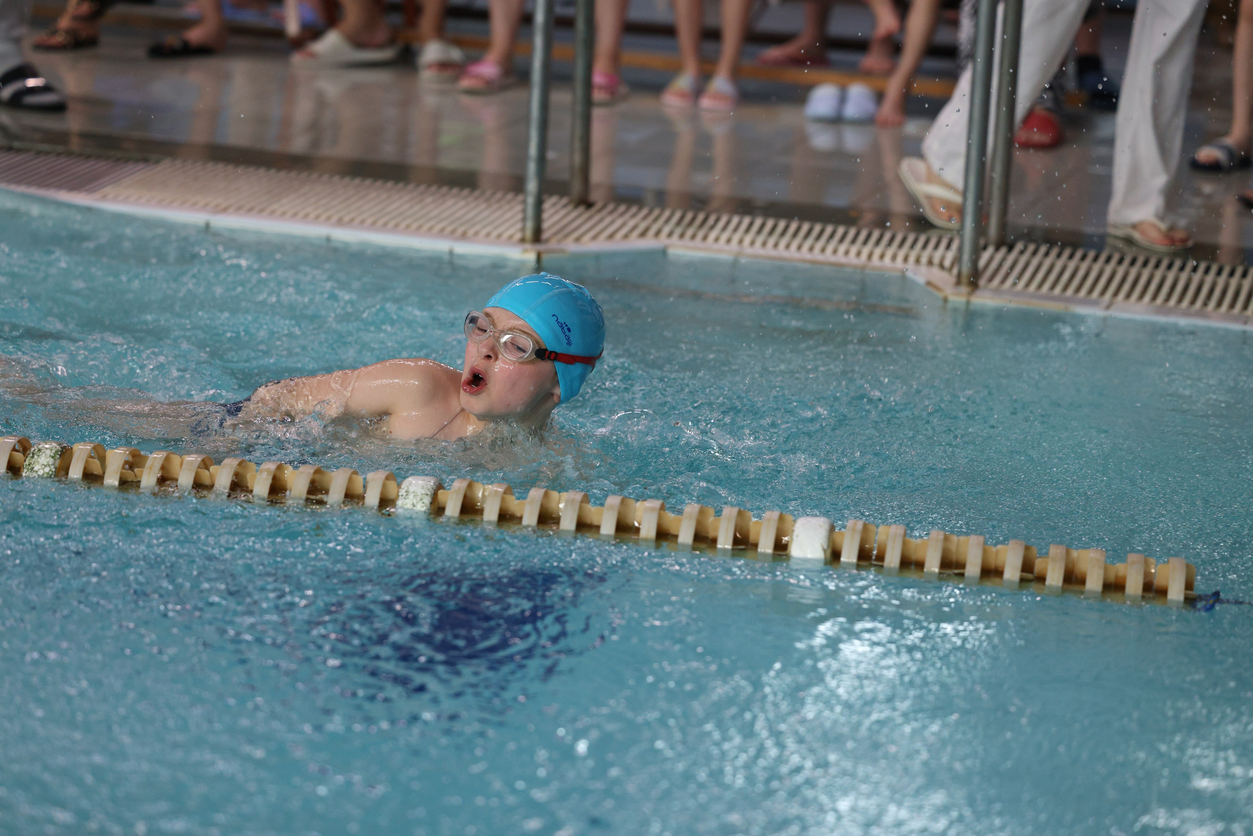 Веселый дельфин. Плавание. Дети 8-9 лет. Фотограф Александр Заломаев