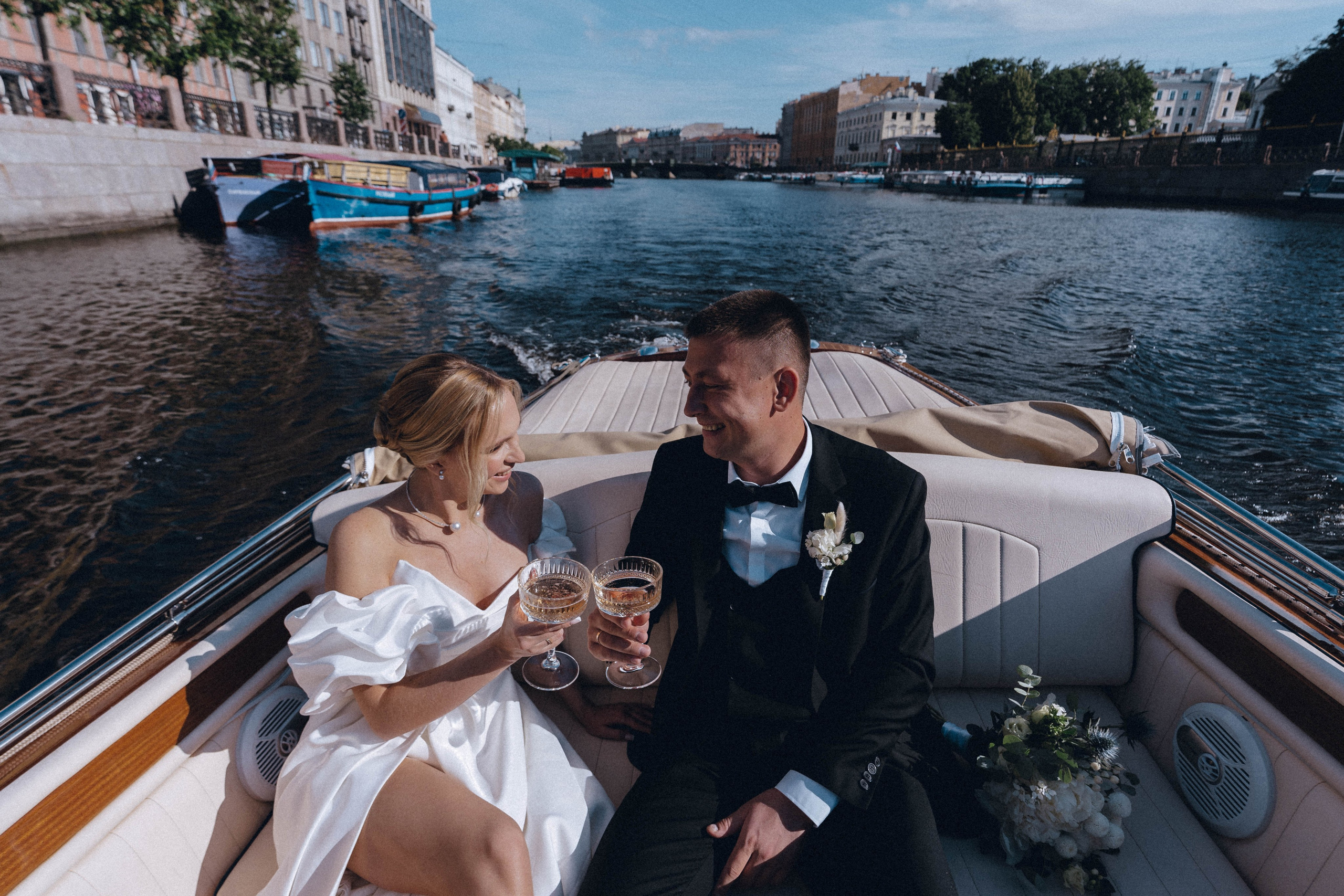 СВАДЕНБНАЯ СЬЕМКА НА КАТЕРЕ ПО КАНАЛАМ САНКТ-ПЕТЕРБУРГА И В АКВАТОРИИ НЕВЫ. Профессиональный фотограф, Санкт-Петербург — Виктория Богомолова