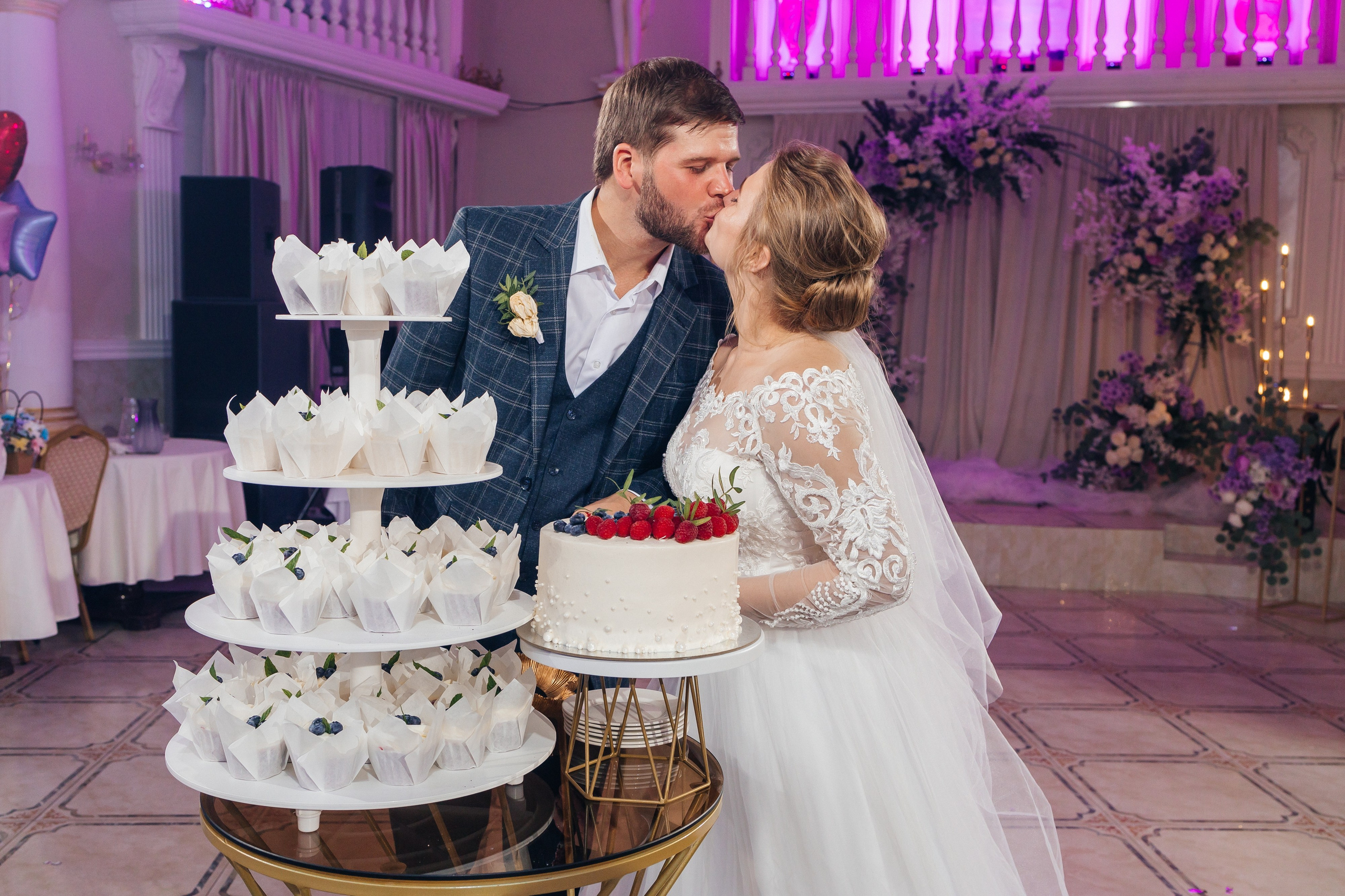 Трогательная выездная церемония в уютном ресторане. Олег Сверчков | Свадебный фотограф Вологда