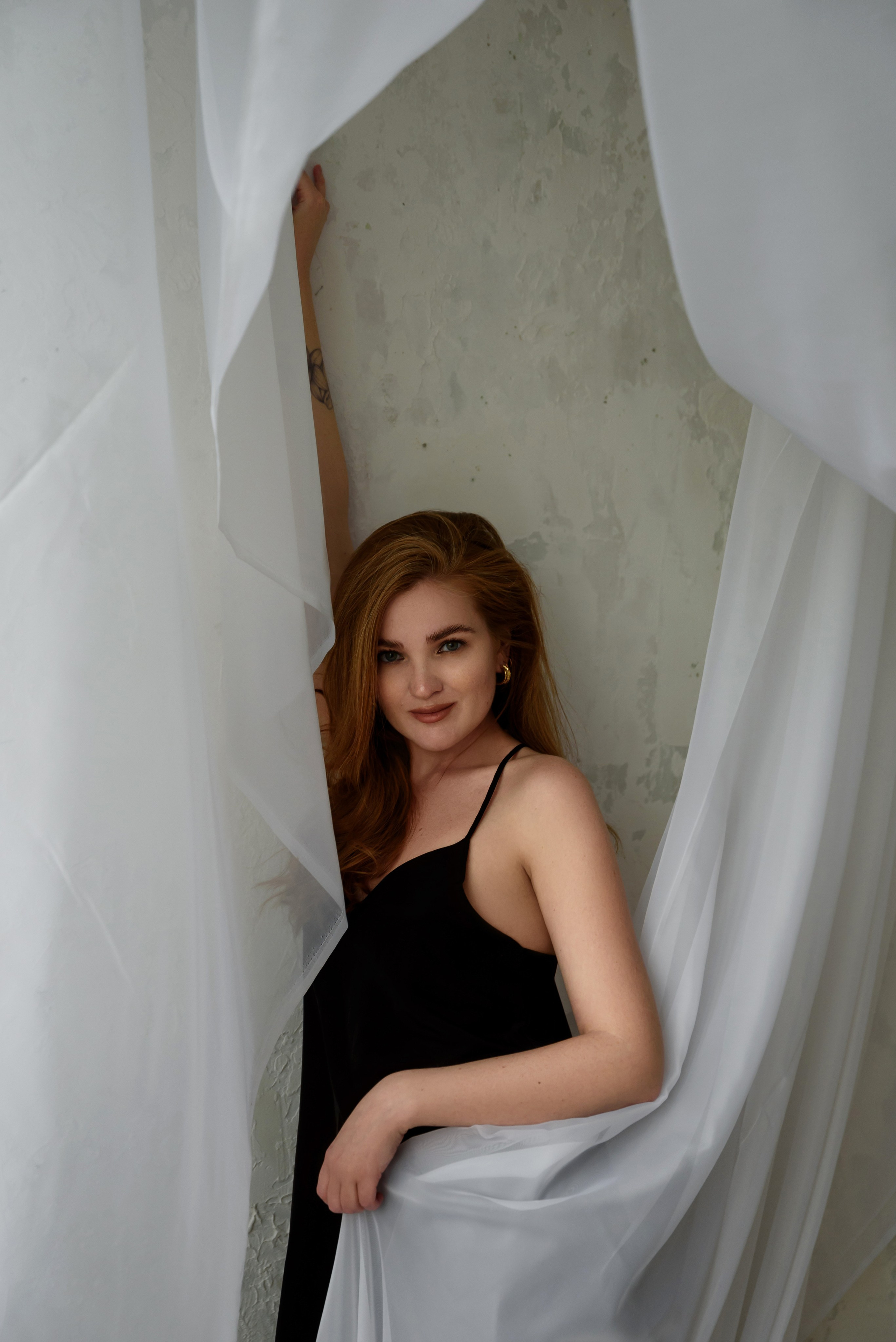 рыжая девушка в черной комбинации фото