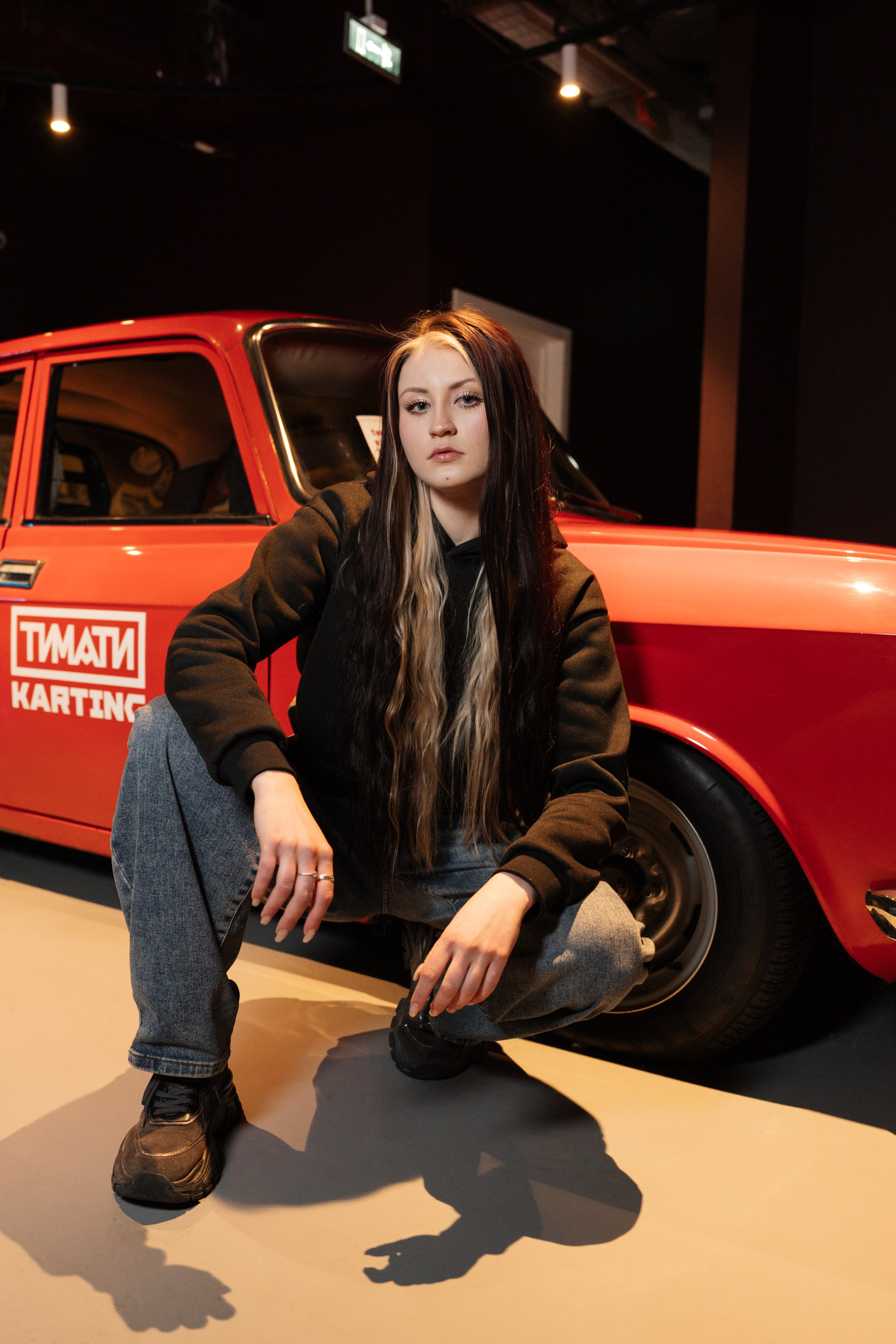 индивидуальная съёмка девушки на фоне оранжевого автомобиля 