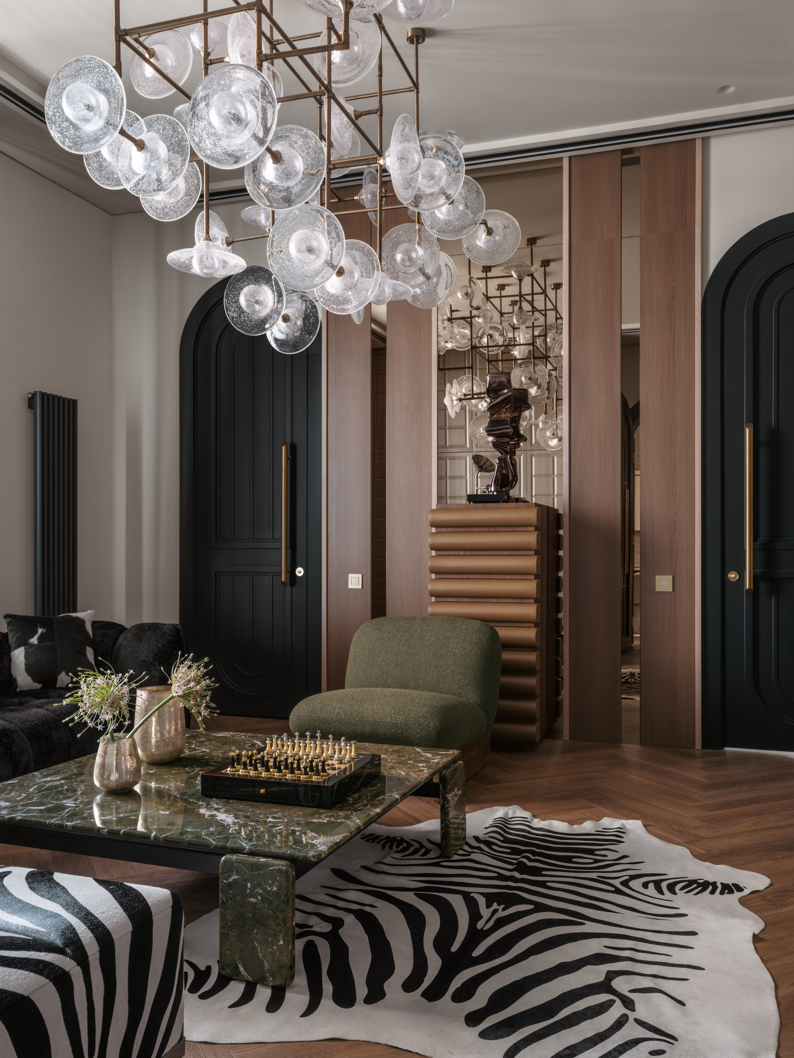 Интерьер домашней караоке-зоны с luxury отделкой и тёмной палитрой