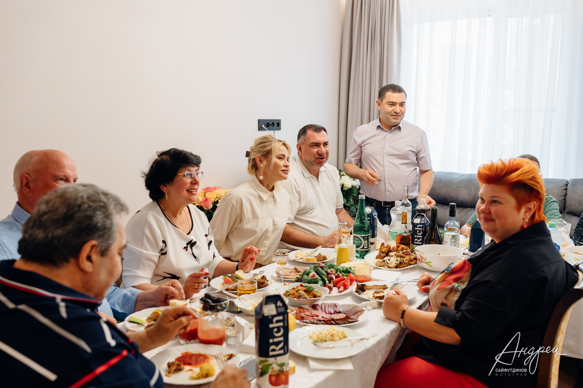 Домашнее застолье в честь рождения девочки, семейная фотосессия праздника в Ростове-на-Дону, фотограф Андрей Сайфутдинов.