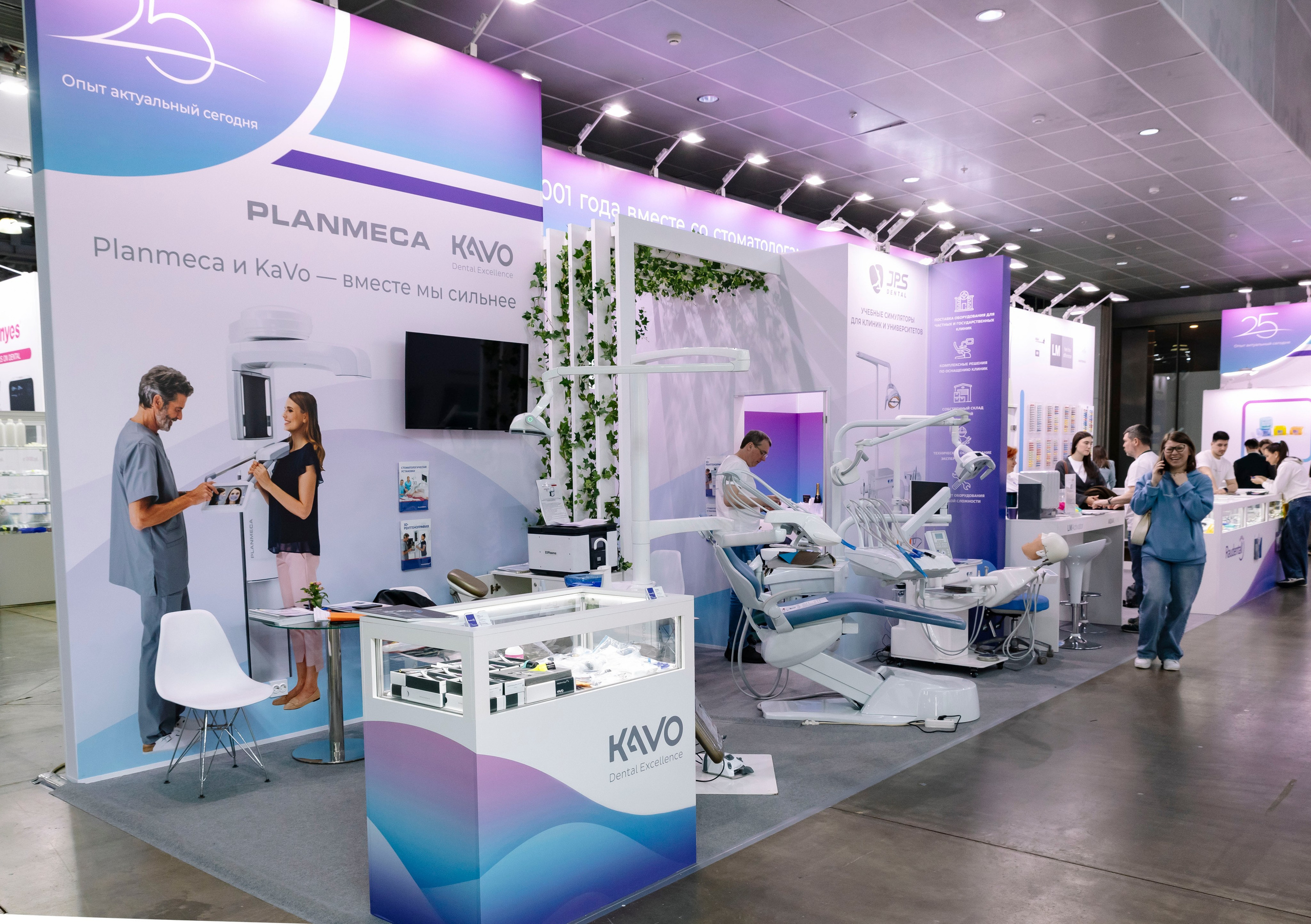Стоматологическая выставка Dental Salon 2026. Профессиональный фотограф в Москве | Заказать фотосессию и съемку