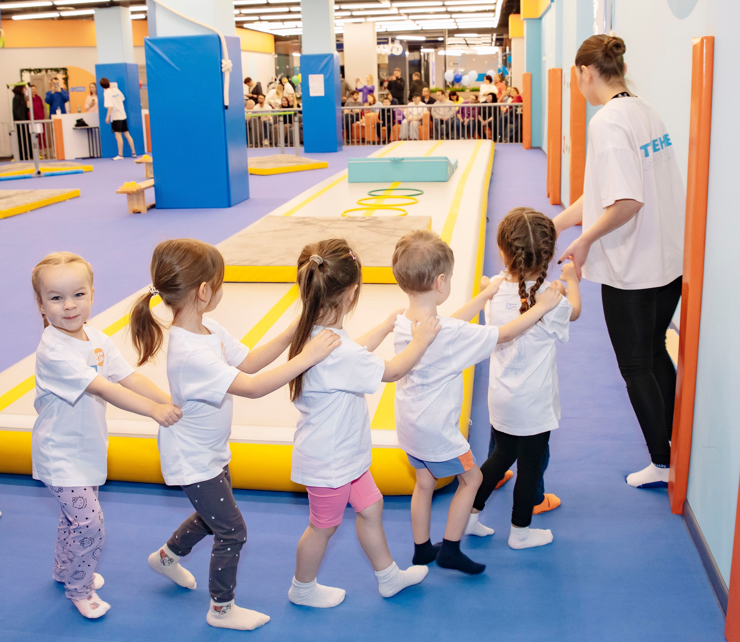Соревнования по гимнастике в Gymkids Чертаново. Профессиональный фотограф в Москве | Заказать фотосессию и съемку