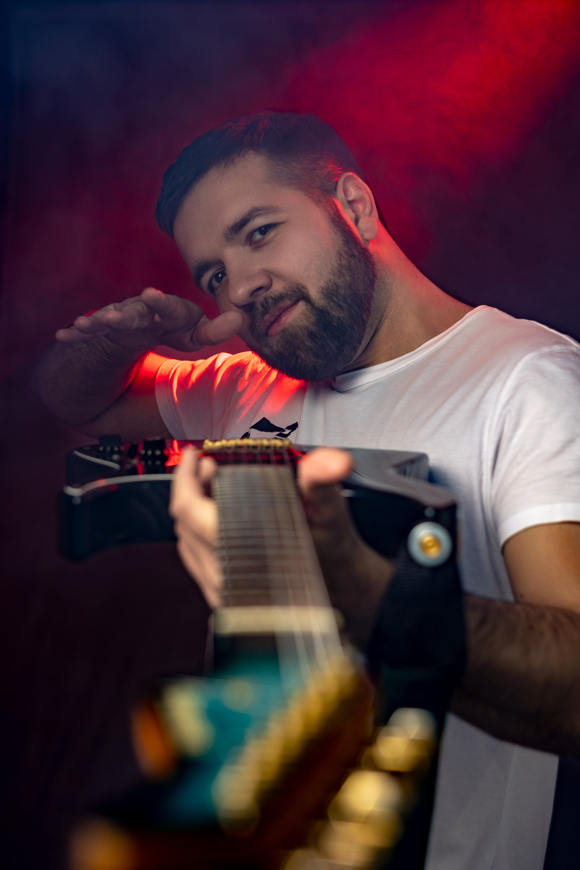 Александр Юдин певец гитарист Томск Кемерово музыкант портрет на чёрном фоне