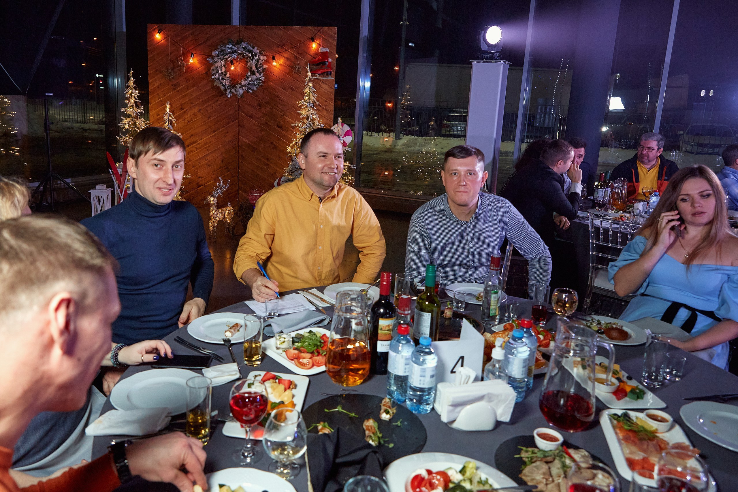 Транс-Инвест / Новогодний корпоратив на территории автосалона. Антон Артюшин, портретный фотограф. Москва