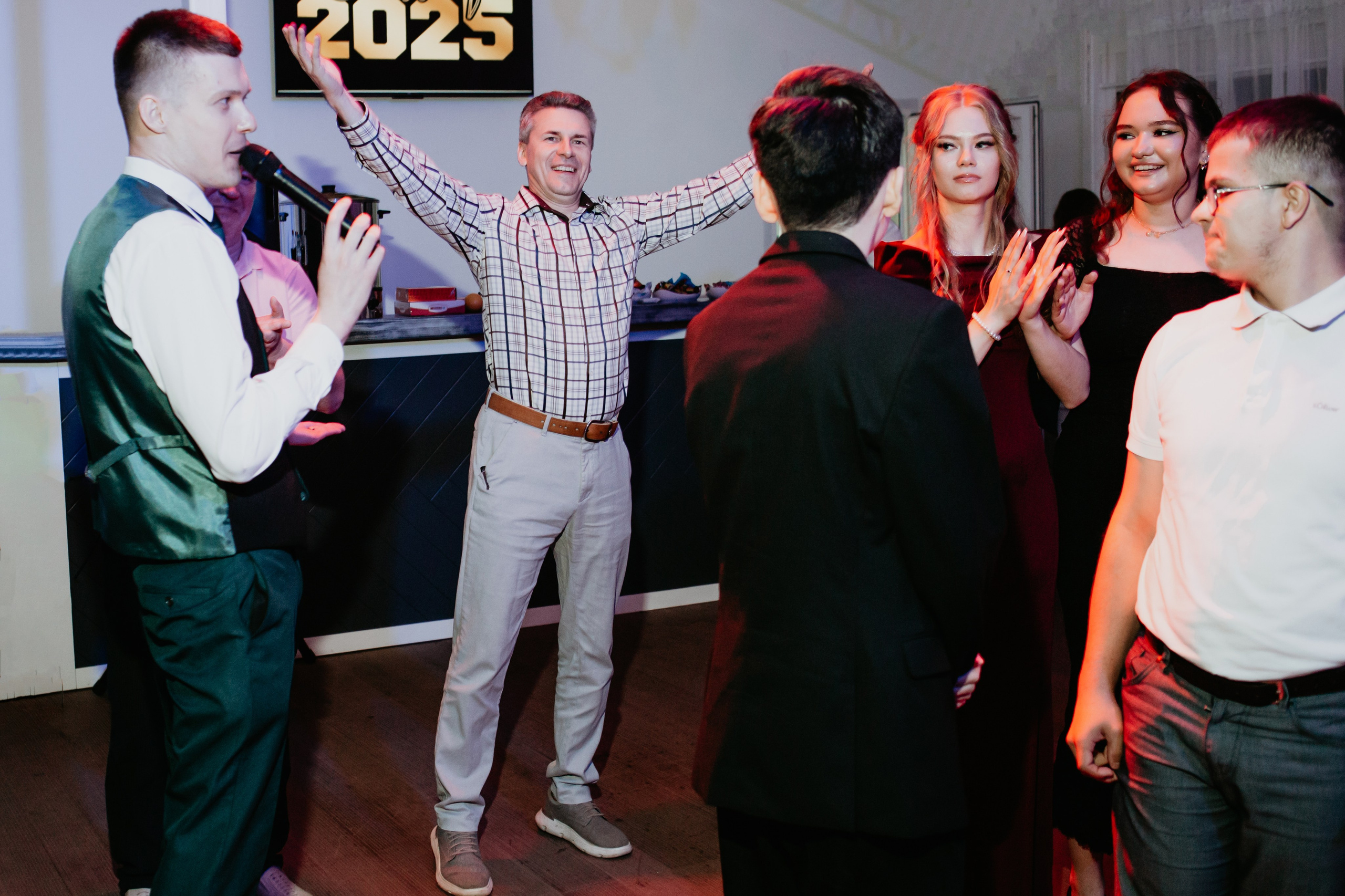 Выпускной 2025 (41 школа) 11 класс. Фотограф в Челябинске Ополихина Анна