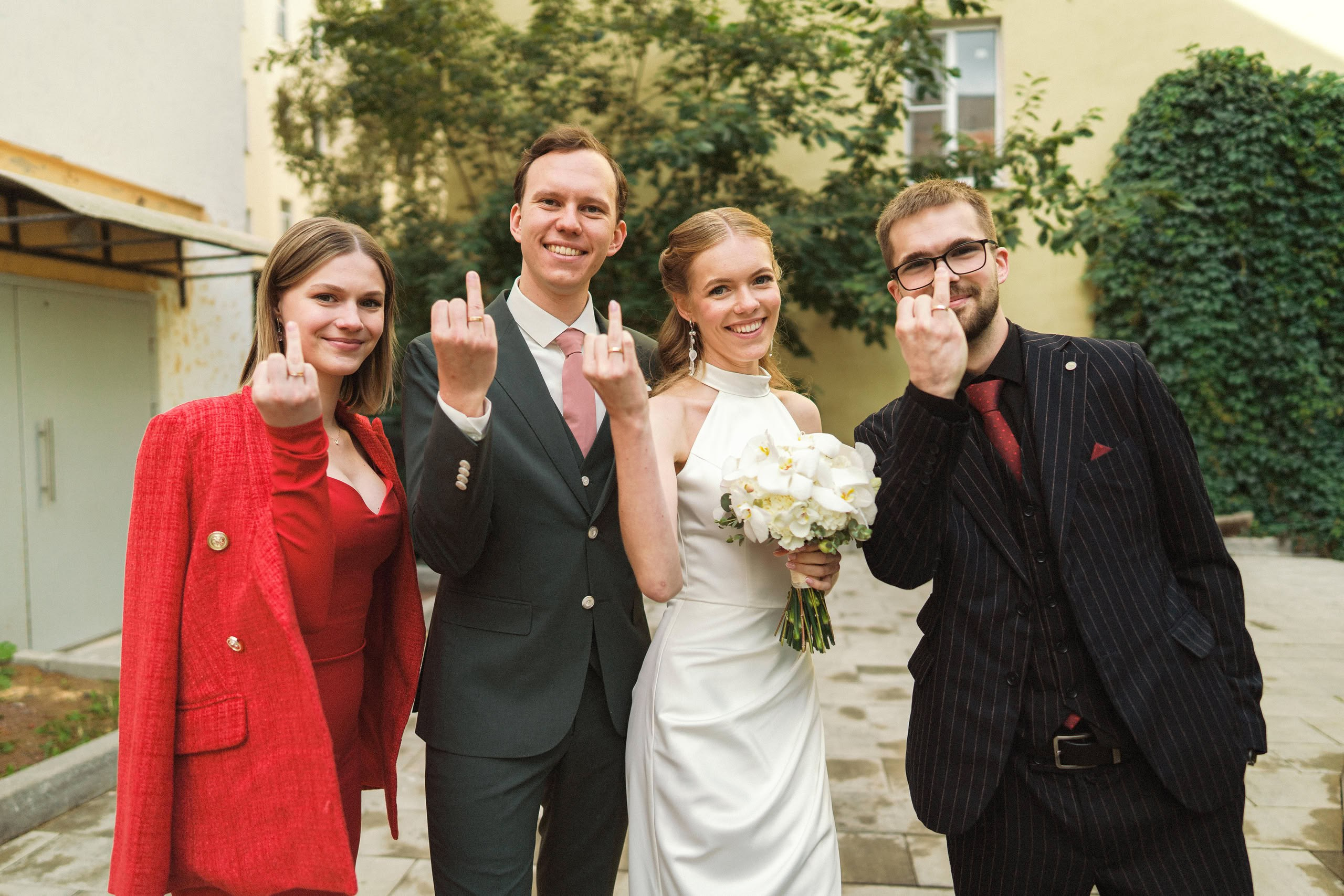 Арина и Илья — свадьба в Петербурге, цифра и плёнка. Свадебный фотограф Дмитрий Родионов — Санкт-Петербург и Ленинградская область