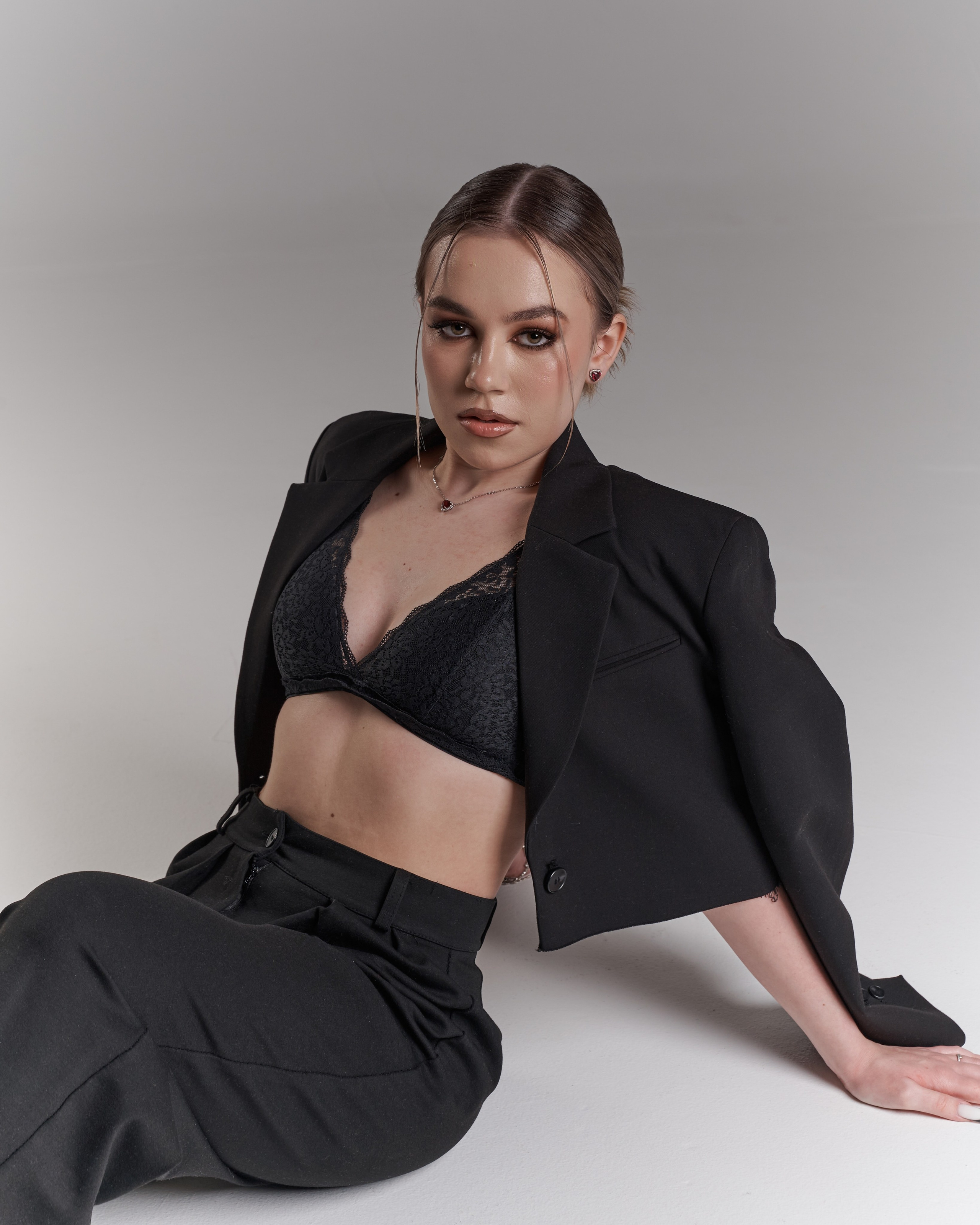 Индивидуальная женская фотосессия с искусственным светом