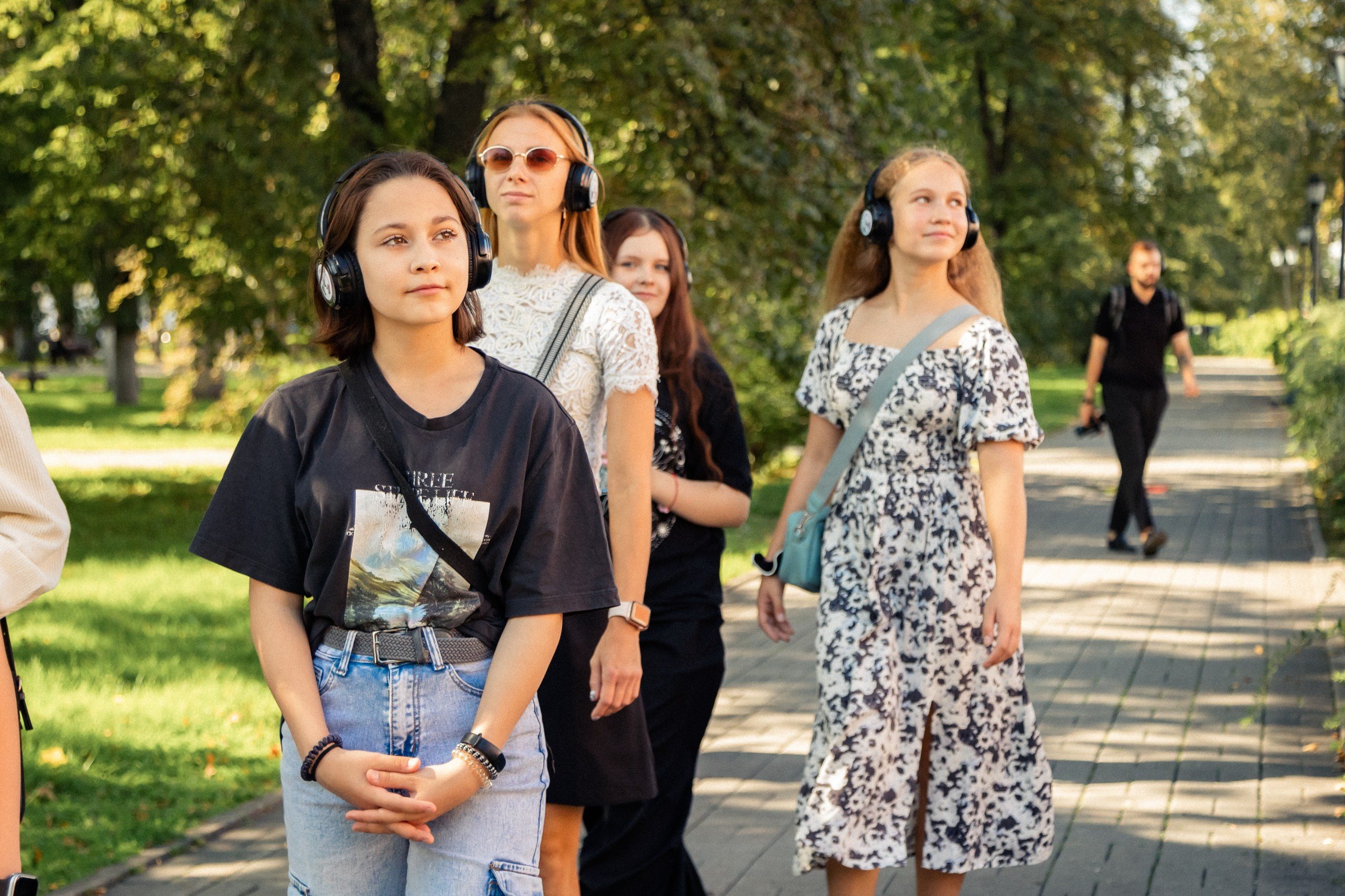 Экскурсия. На каждом снимке всегда два человека: фотограф и зритель