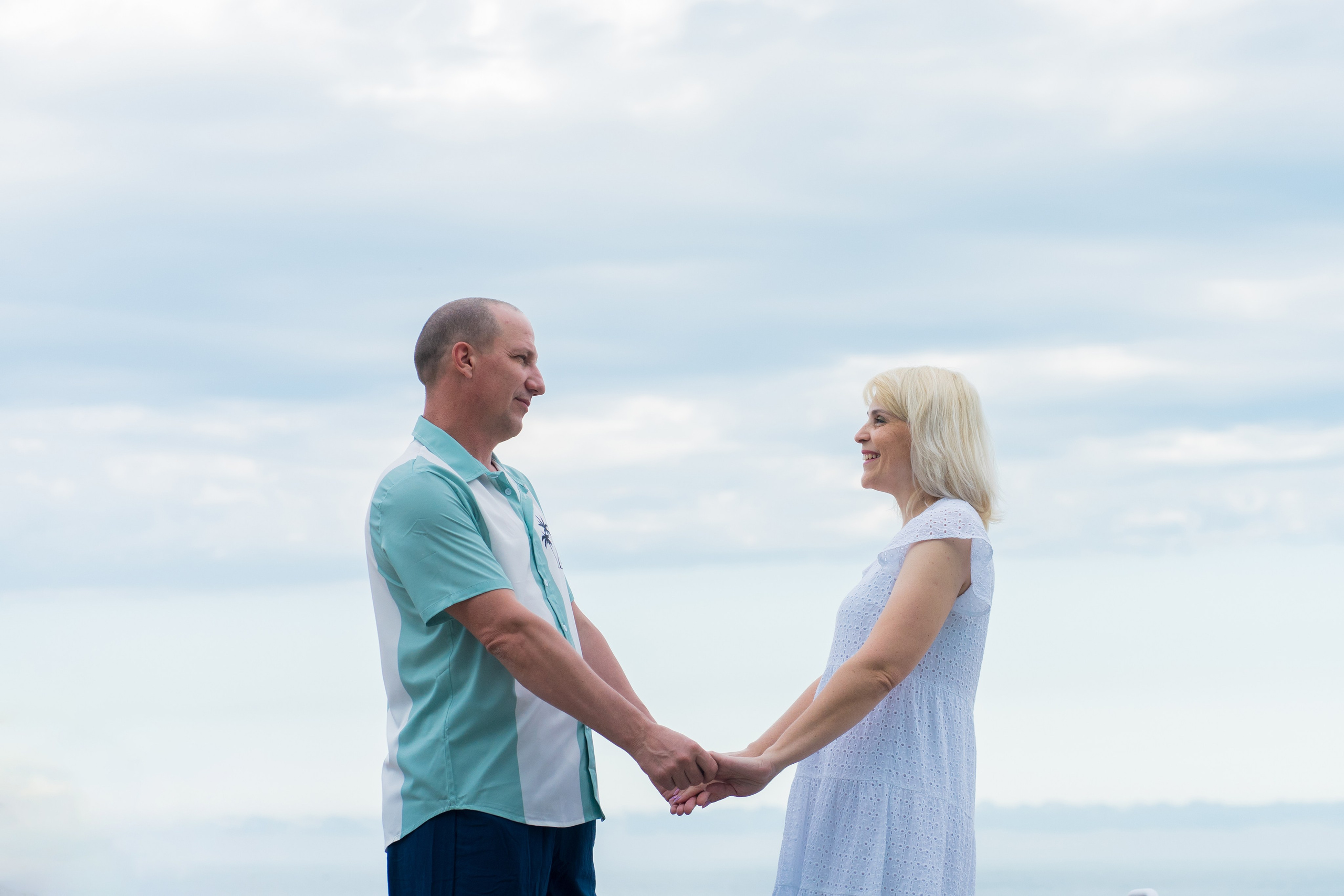 Утренняя съемка пары на море и набережной в Адлере. Фотограф в Сочи Тиунова Маргарита и Тиунов Евгений