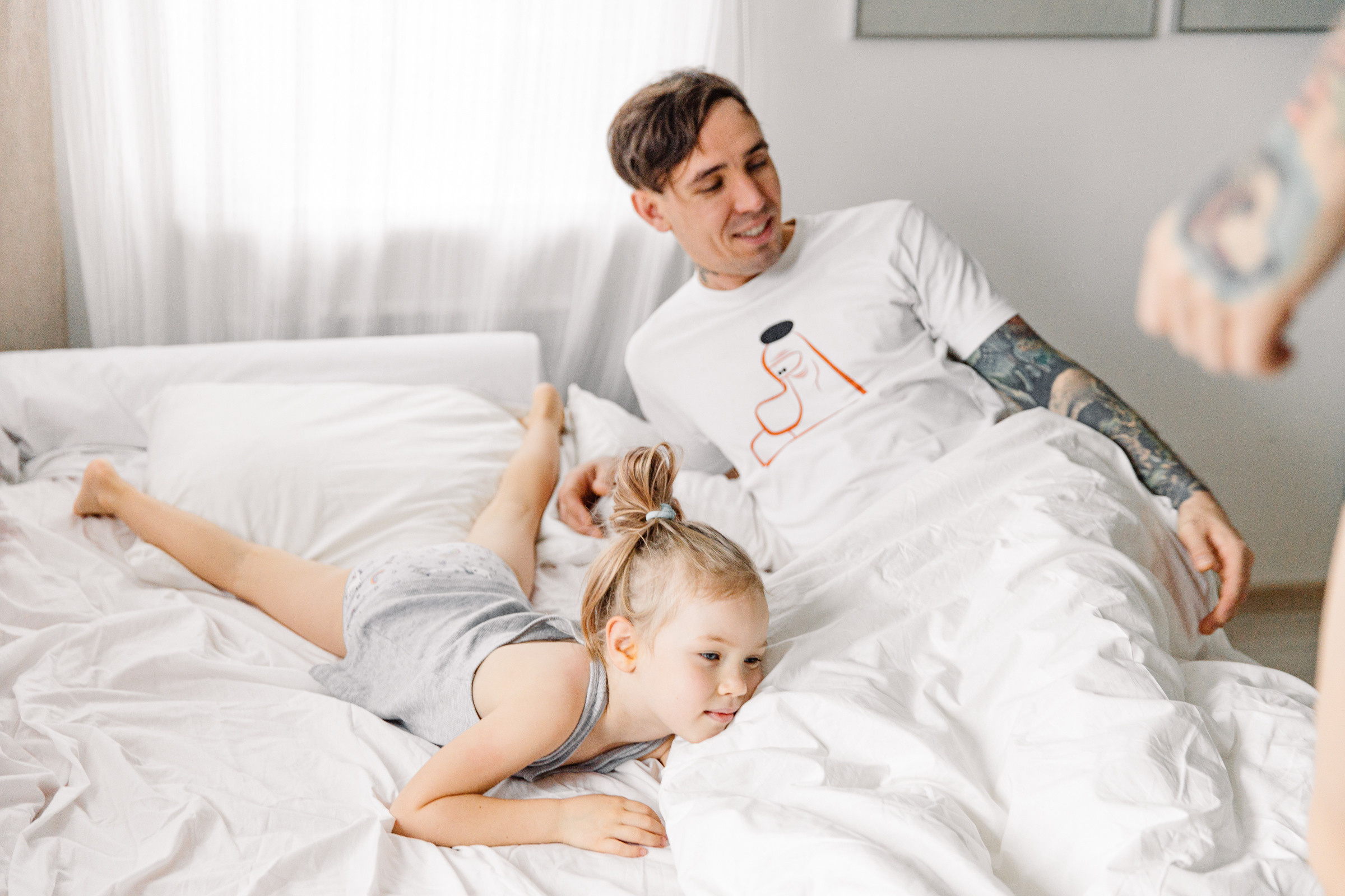 Трое в кровати не считая Джози и кота