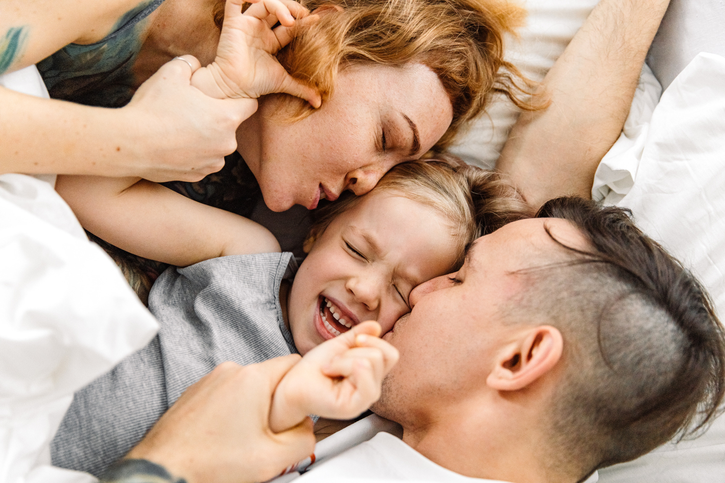 Трое в кровати не считая Джози и кота