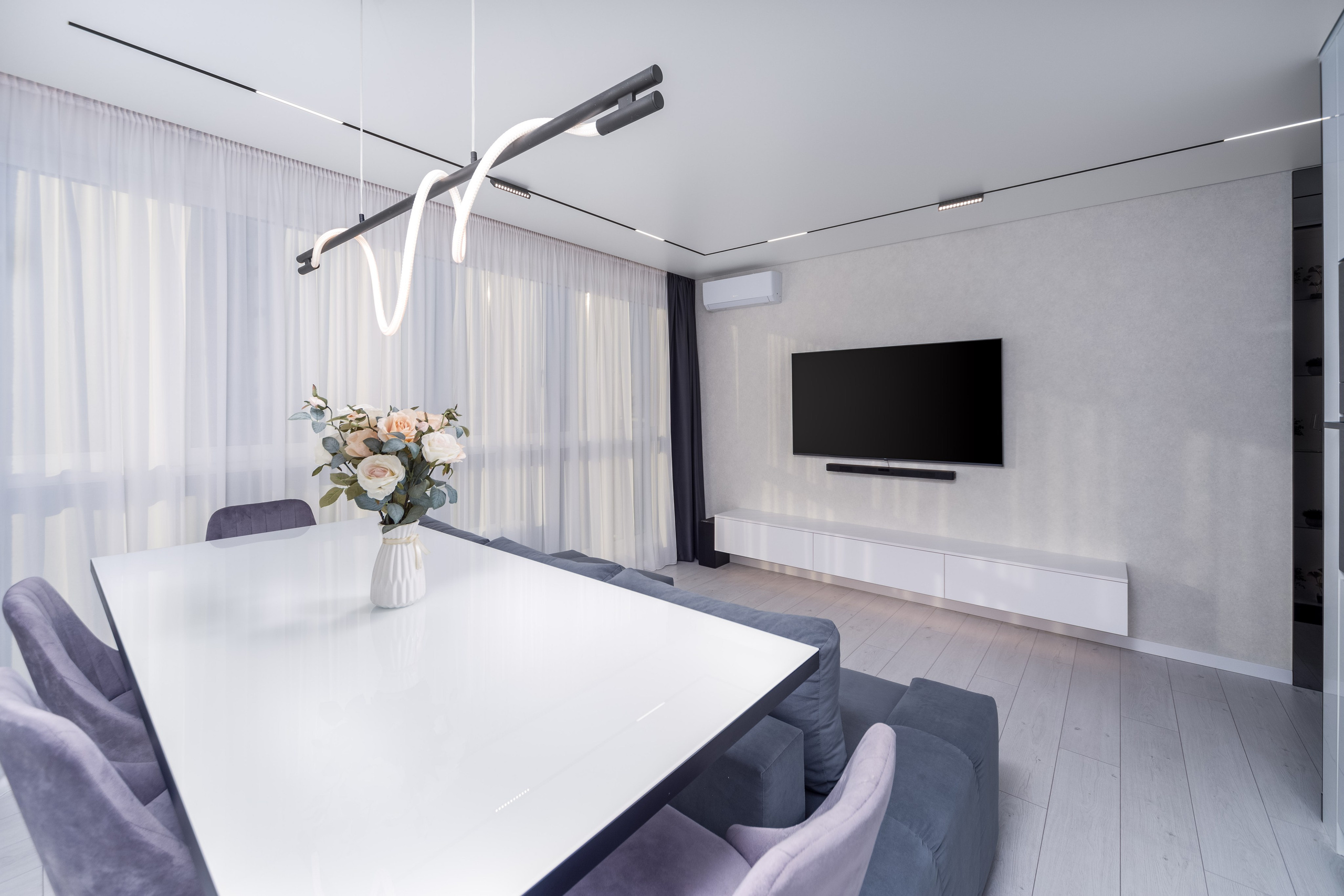 Интерьер ТВ зоны в гостиной в трехкомнатной квартире в комплексе Минск Мир