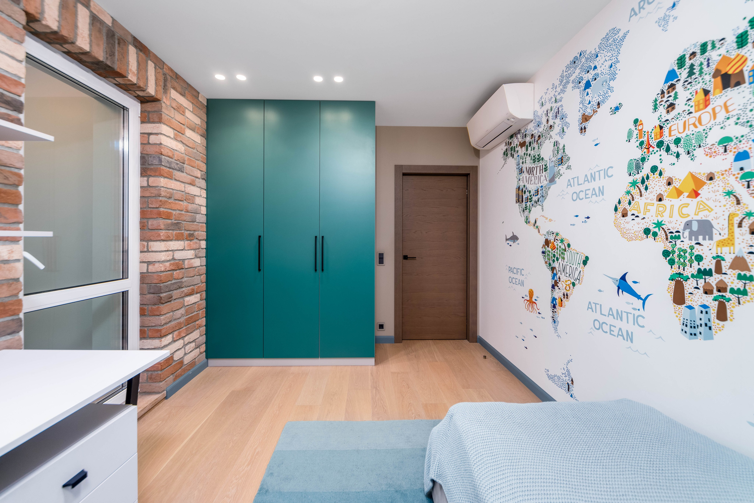 Зона хранения в детской для мальчика в четырехкомнатной квартире в Минске