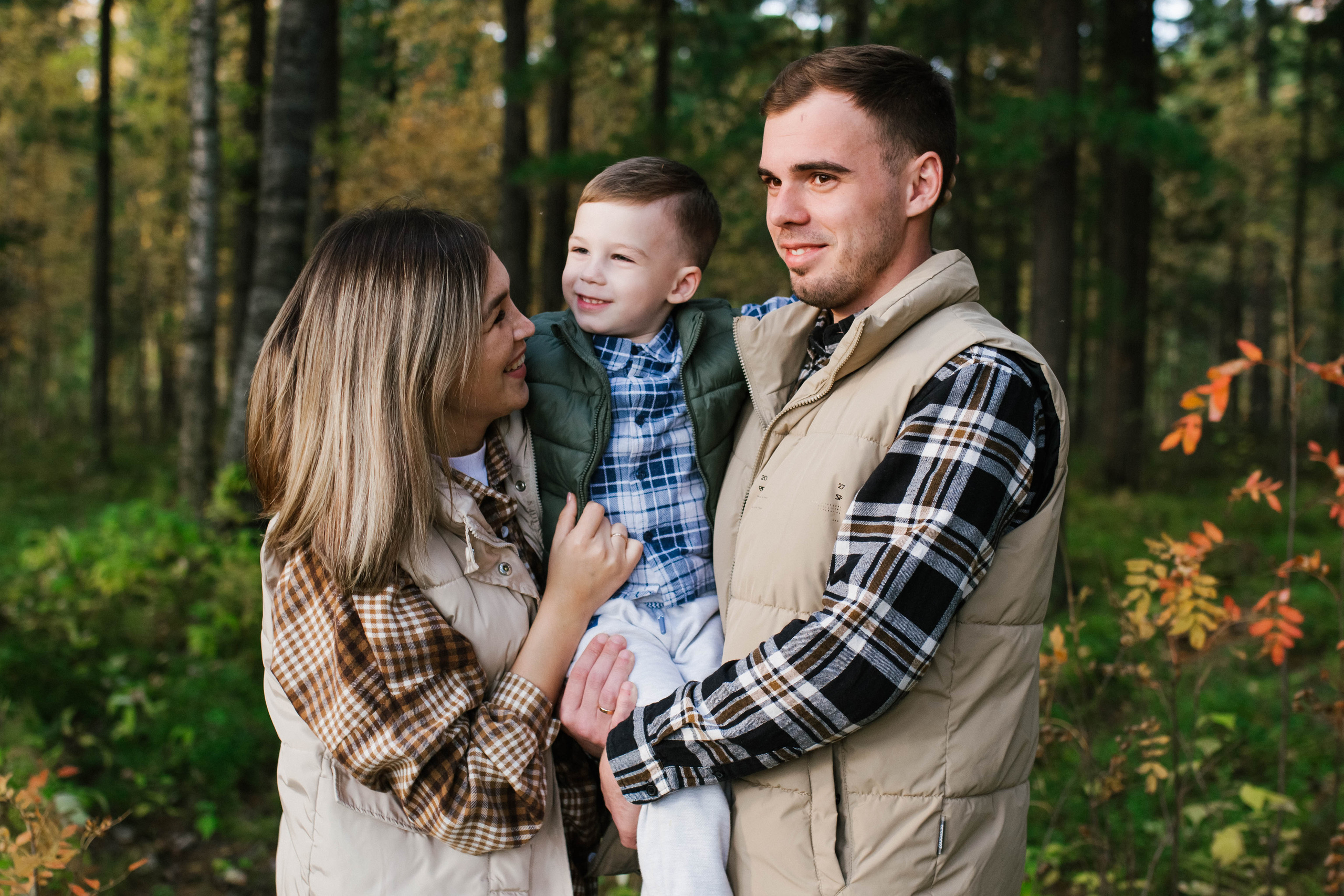 Осенние прогулки самые красочные Виктория, Андрей и Миша. Семейный фотограф в городе Мегион и Нижневартовск Дзюба Татьяна