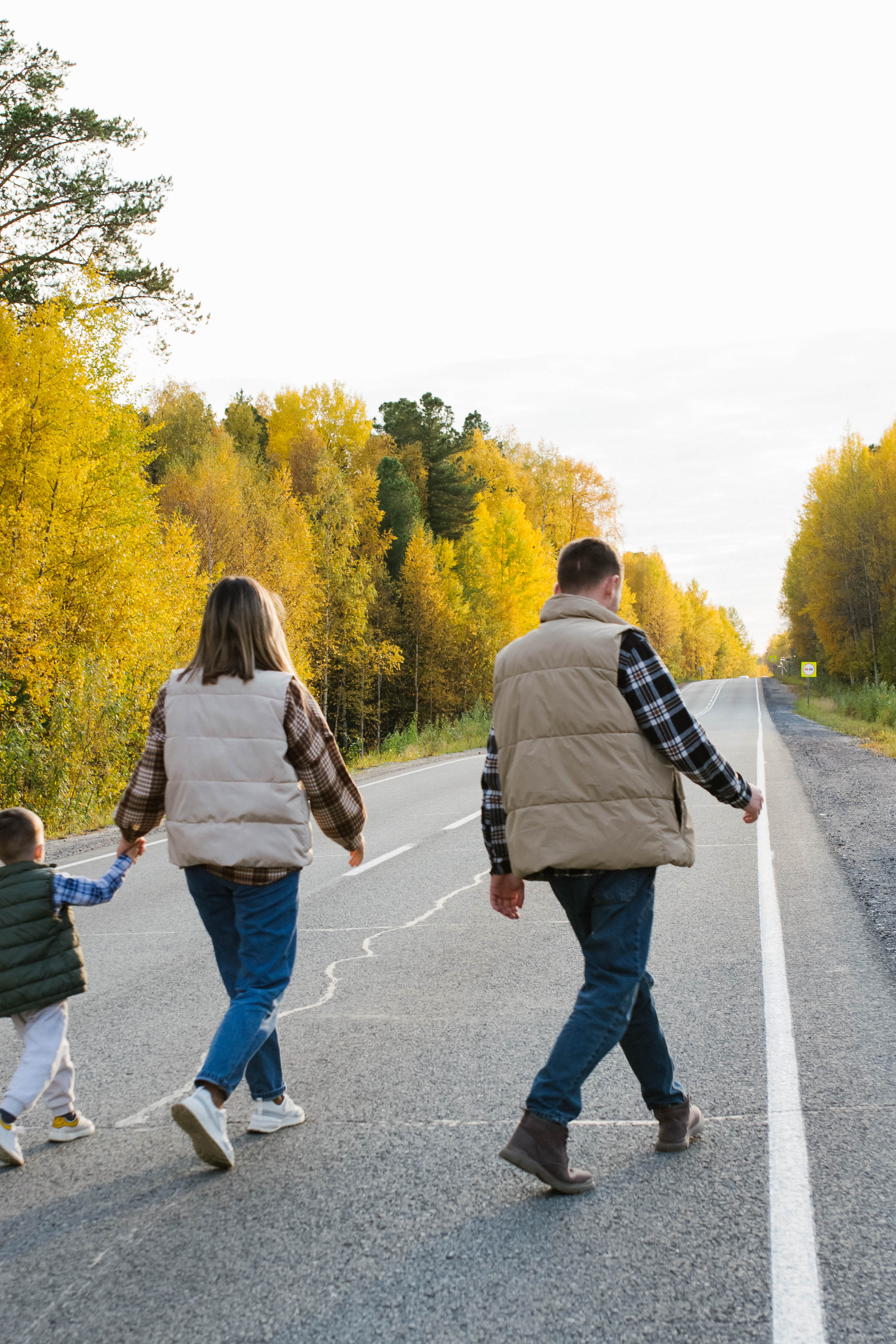Осенние прогулки самые красочные Виктория, Андрей и Миша. Семейный фотограф в городе Мегион и Нижневартовск Дзюба Татьяна