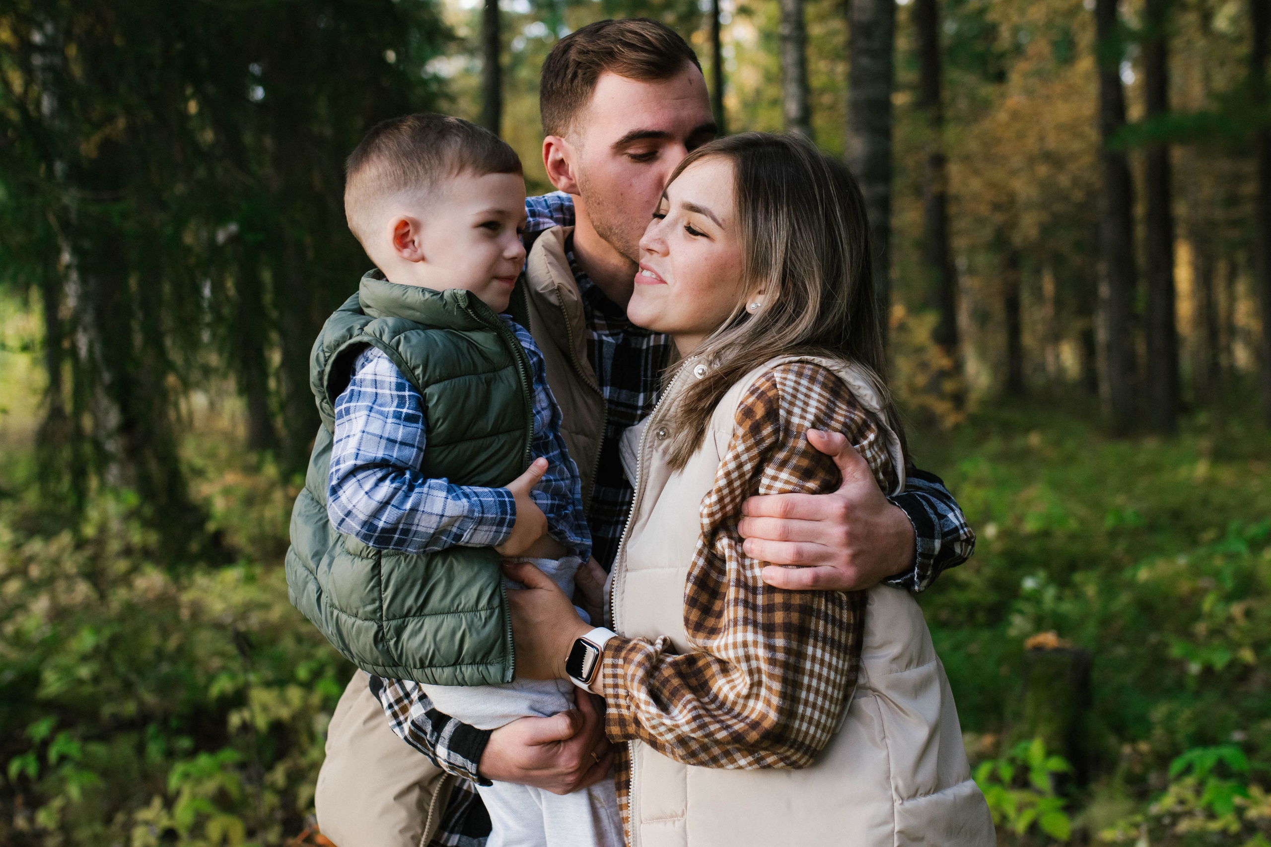 Осенние прогулки самые красочные Виктория, Андрей и Миша. Семейный фотограф в городе Мегион и Нижневартовск Дзюба Татьяна