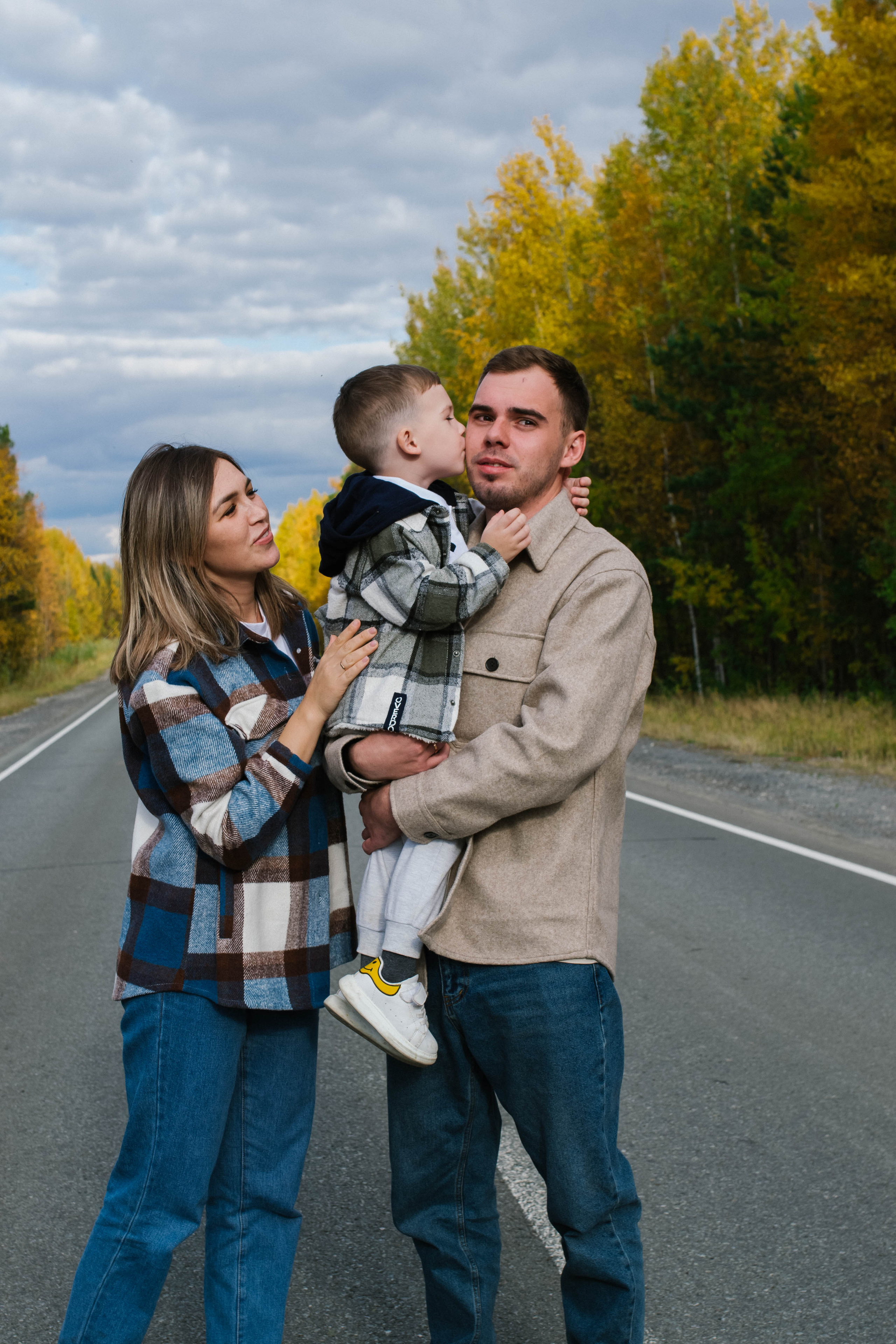 Осенние прогулки самые красочные Виктория, Андрей и Миша. Семейный фотограф в городе Мегион и Нижневартовск Дзюба Татьяна