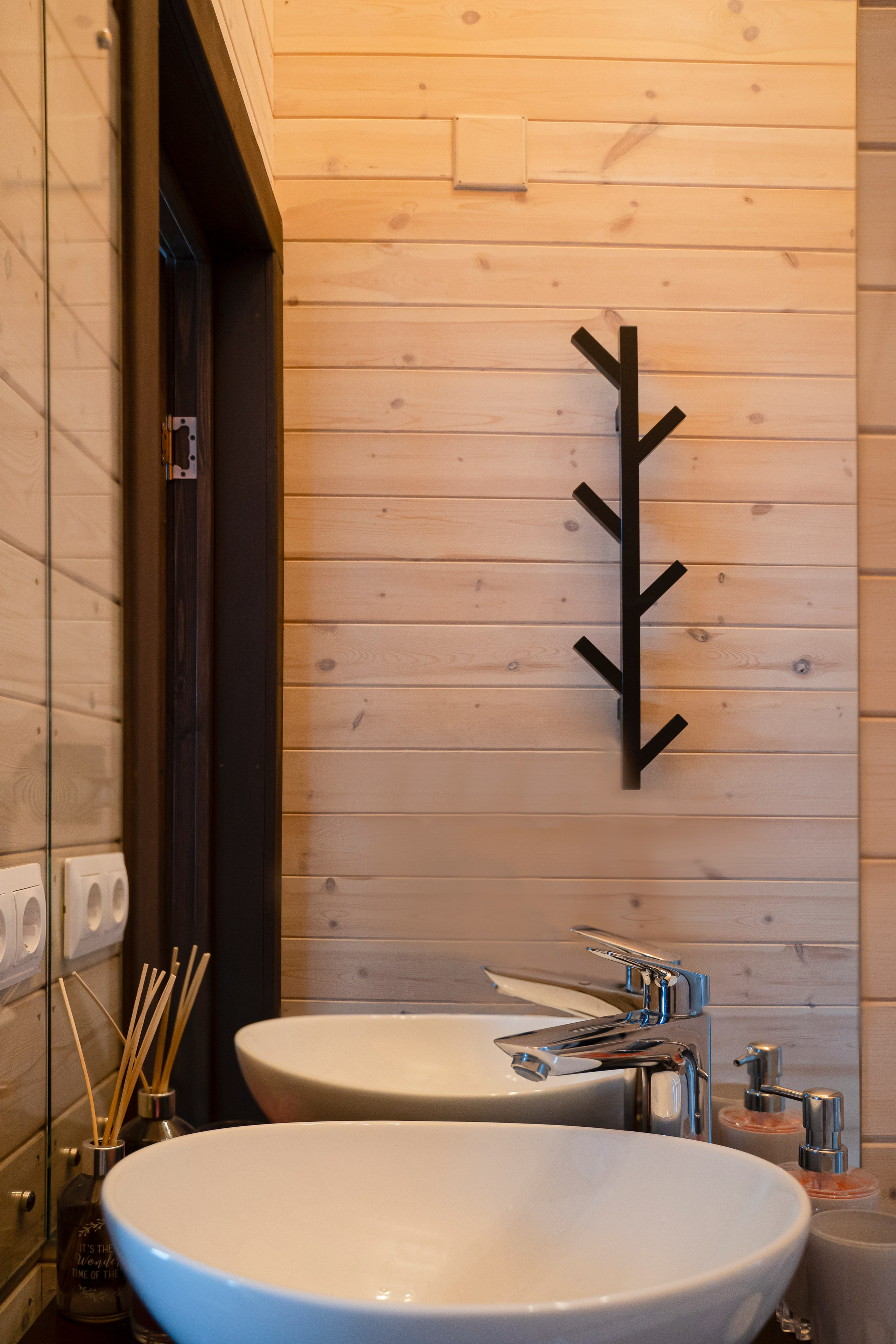 Интерьерная съемка частного гостевого дома. Занимаюсь профессиональной фотографией и живу рядом с Байкалом. Работаю в разных жанрах