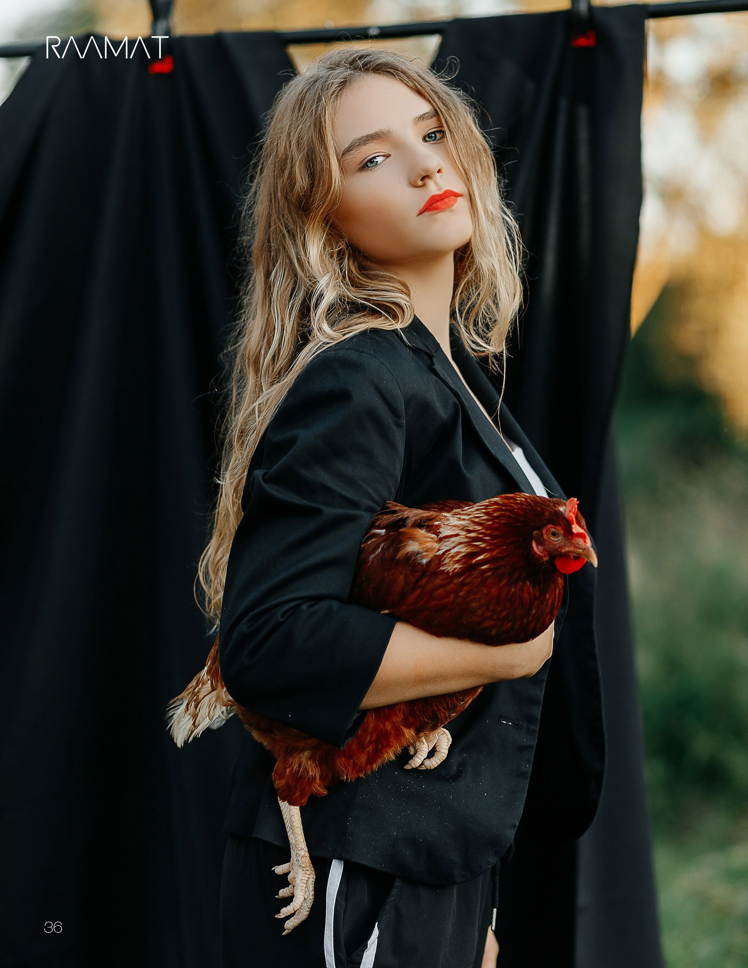 Подростковая фотосессия с  живой курочкой. Фотограф в Подольске — Мария Бучнева