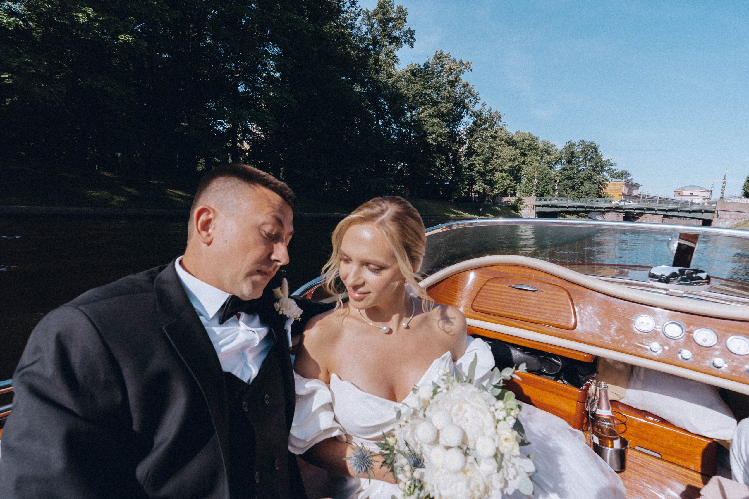 СВАДЕНБНАЯ СЬЕМКА НА КАТЕРЕ ПО КАНАЛАМ САНКТ-ПЕТЕРБУРГА И В АКВАТОРИИ НЕВЫ. Профессиональный фотограф, Санкт-Петербург — Виктория Богомолова